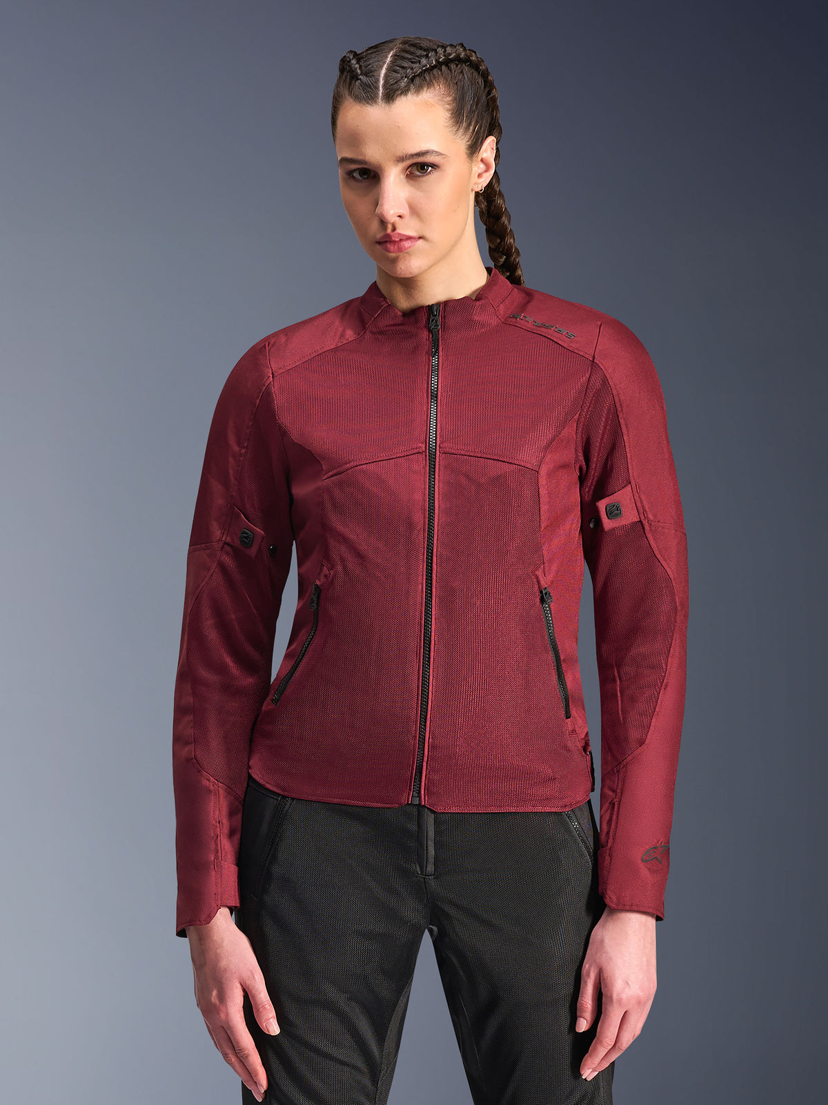 Alpinestars Stella C-1 Air Jacke, Damen-Motorradjacke, Burgunderrot, Mesh-Einsätze für optimale Luftzirkulation, Frontreißverschluss und Reißverschlusstaschen, tailliertes sportliches Design, getragen von einem Model mit schwarzer Motorradhose