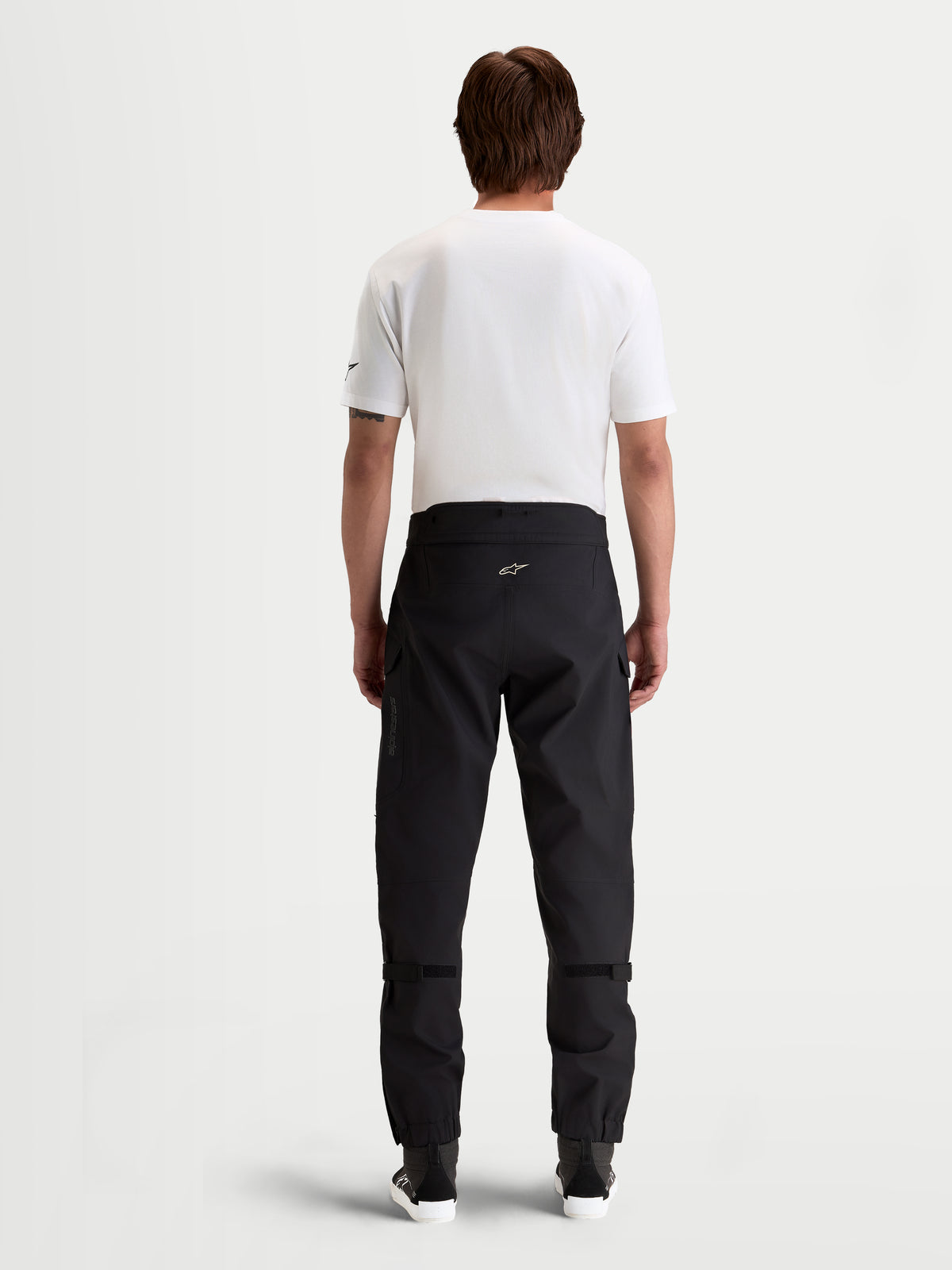 Alpinestars Juggernaut V 2 Drystar Hose, Herren-Urban-Motorradhose in Schwarz, Rückansicht des Modells mit hohem Bund und technischer Textilkonstruktion