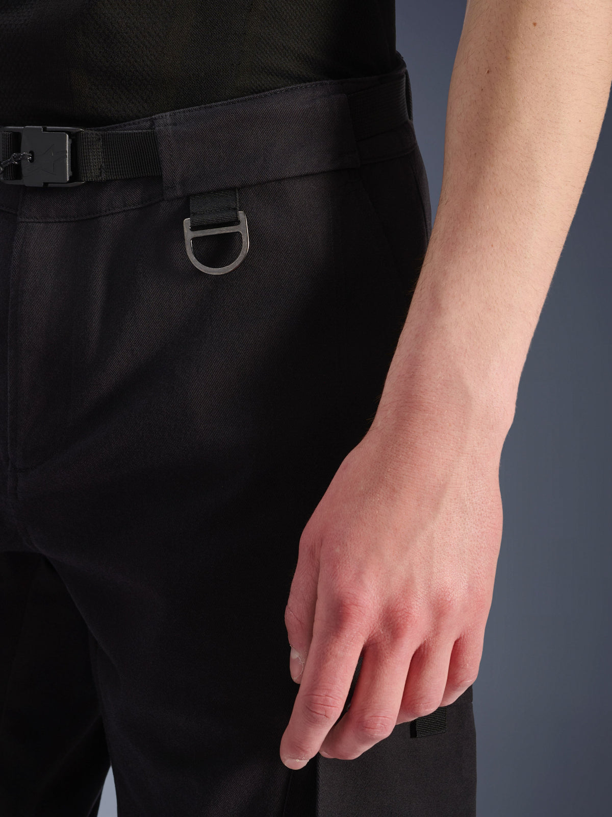 Alpinestars Flex-AST Cargo Hose - Short, Schwarz, Nahaufnahme des Taillenbereichs mit integriertem Gürtel und Schnalle, Metall-D-Ring-Detail, strapazierfähige Textilkonstruktion.