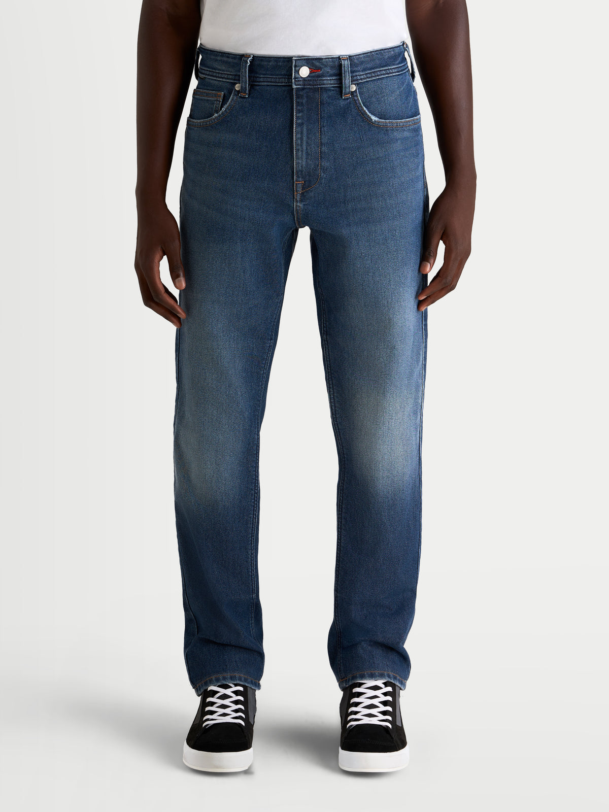 Alpinestars Flex Ast 8 Denim Hose, Herren-Urban-Motorradhose in Mittelblau, Vorderansicht an einem Model mit Freizeitschuhen, AA-zertifizierte einlagige Jeans mit Schutzmerkmalen