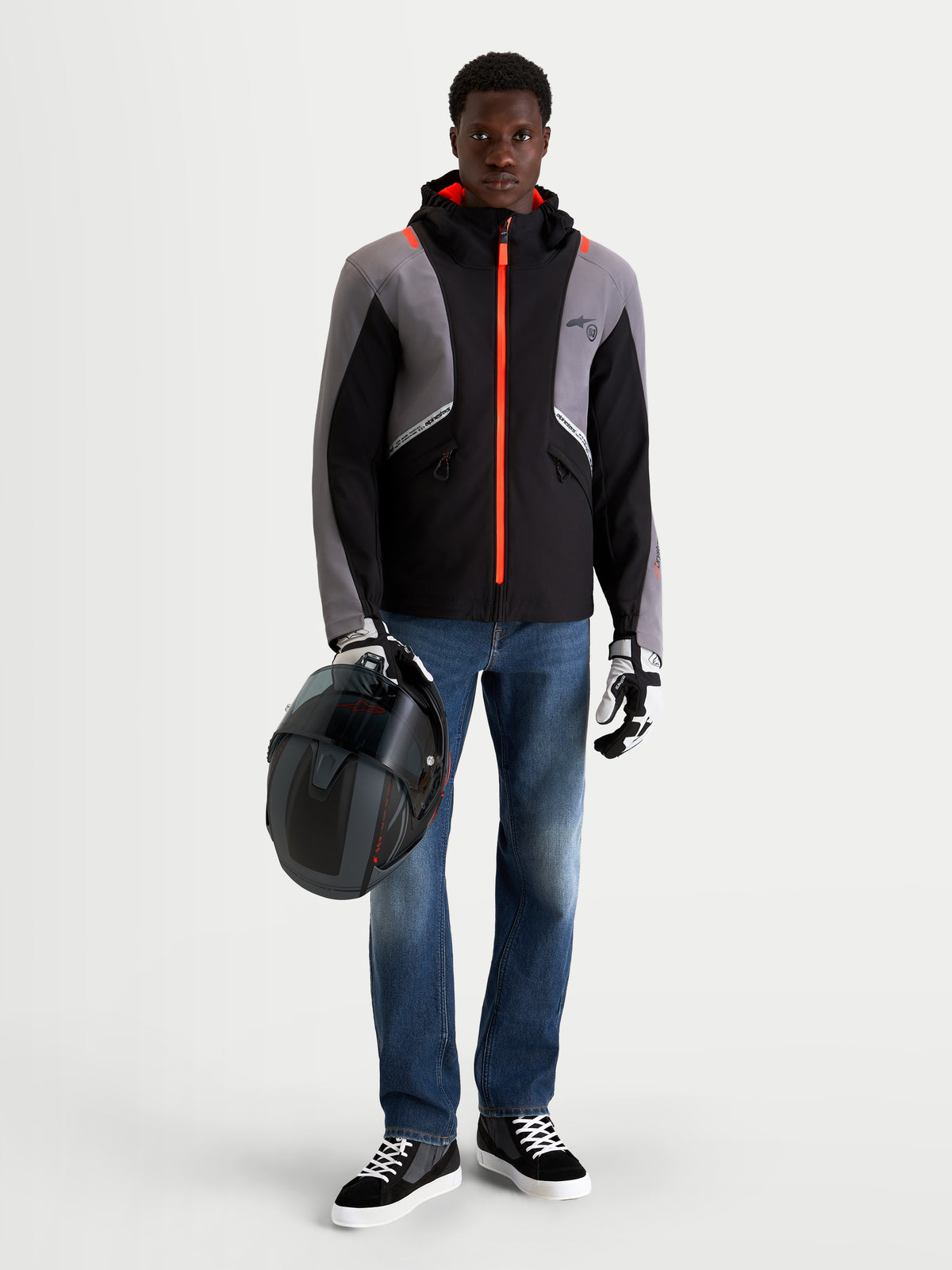 Alpinestars Flex Ast 8 Denim Hose, urbane Motorrad-Denim-Hose für Herren in Blau, getragen von einem männlichen Model mit Helm und technischer Jacke