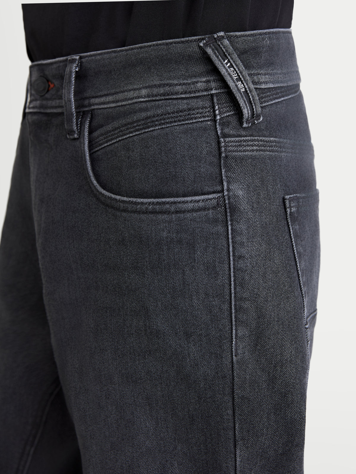 Alpinestars Flex Ast 7 Denim Hose, Herren-Motorradjeans, verwaschenes Schwarz, Nahaufnahme der Vordertasche und des Gürtelschlaufen-Details