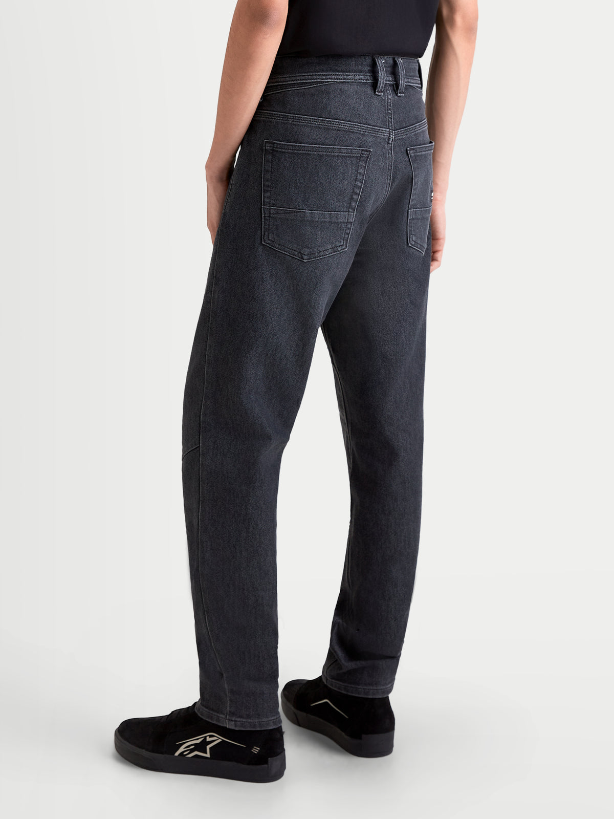 Alpinestars Flex Ast 7 Denim Hose, urbane Herren-Motorradjeans in verwaschenem Schwarz, Rückansicht zeigt einlagige technische Denim-Konstruktion und Fünf-Taschen-Design, getragen von einem Model
