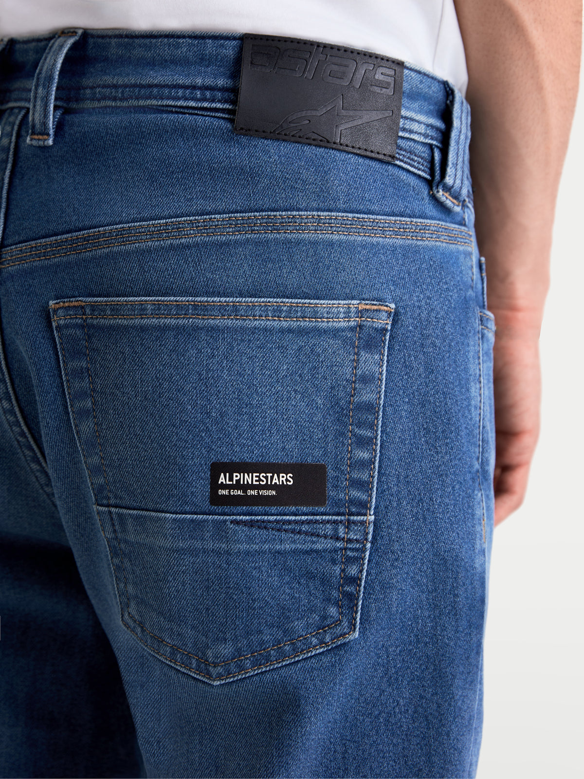 Alpinestars Flex Ast 7 Denim Hose, Herren-Motorradjeans in Hellblau, Nahaufnahme der Gesäßtasche mit Alpinestars-Branding, Lederaufnäher und einlagiger technischer Denim-Konstruktion
