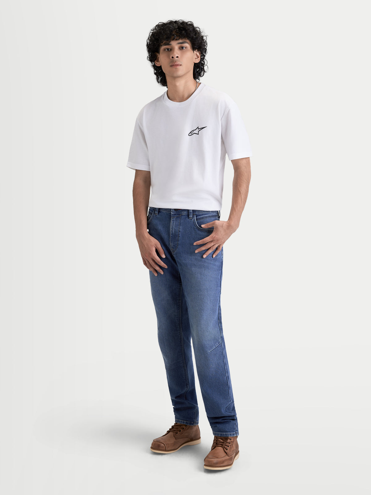 Flex Ast 7 Denim Hose, Herren-Motorradjeans in Hellblau, Vorderansicht an einem Model mit weißem T-Shirt und braunen Stiefeln, AA-zertifiziertes einlagiges Denim mit COOLMAX-Komfort