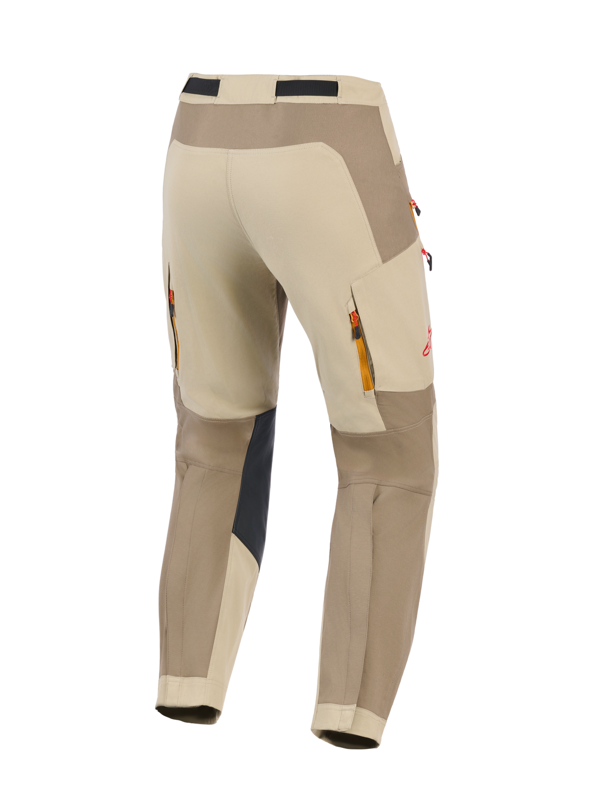Alpinestars Maxdura Dual Hose, Walnut Aluminum, Rückansicht einer Adventure-Motorradhose in Beige und Braun, mit schwarzen verstärkten Knieinnenseiten, rückseitigen Belüftungsöffnungen mit Reißverschluss, rotem Logo-Detail und strapazierfähiger Stretch-Polyamid-Konstruktion für Dual-Sport-Fahrten