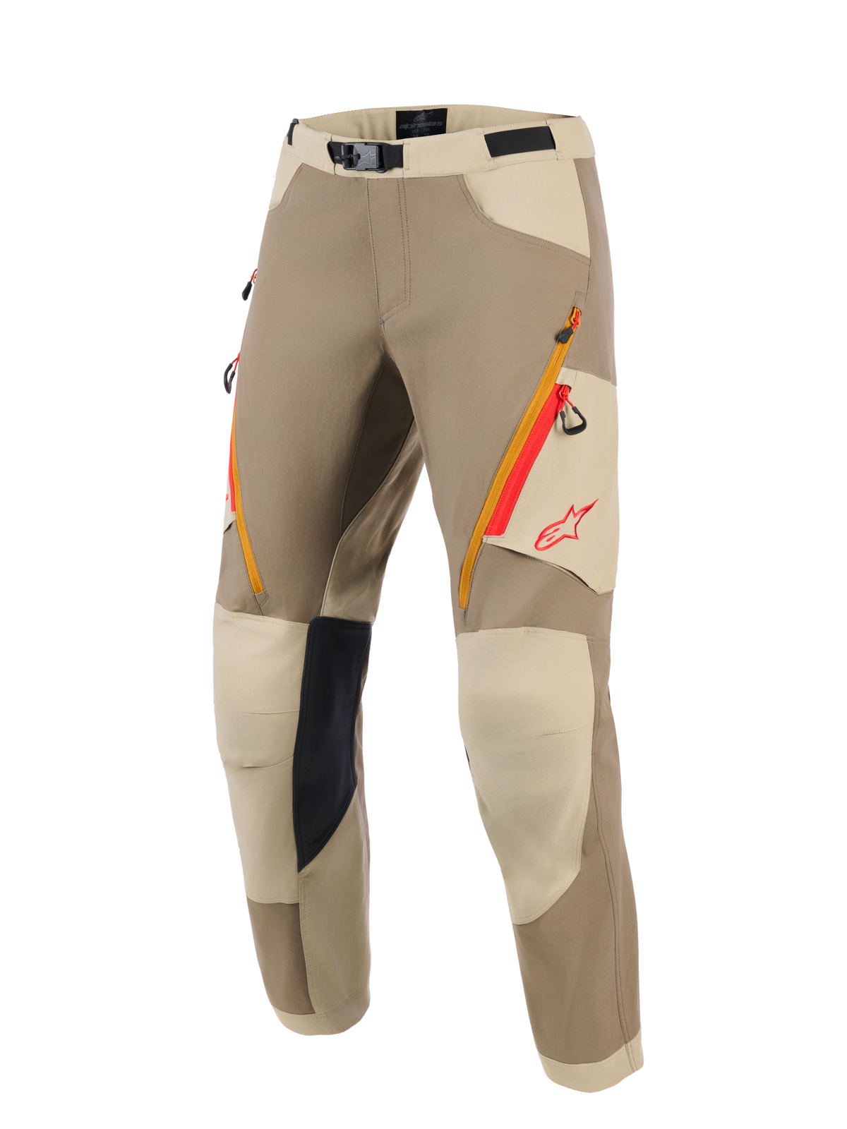 Alpinestars Maxdura Dual Hose, Adventure-Motorradhose, Farbgebung in Walnut und Aluminum Tan, mit orangefarbenen und roten Reißverschlusstaschen an den Oberschenkeln, hellbeigen verstärkten Knieeinsätzen mit schwarzem Innengrip und rotem Alpinestars-Logo, entwickelt für den Dual-Sport-Einsatz