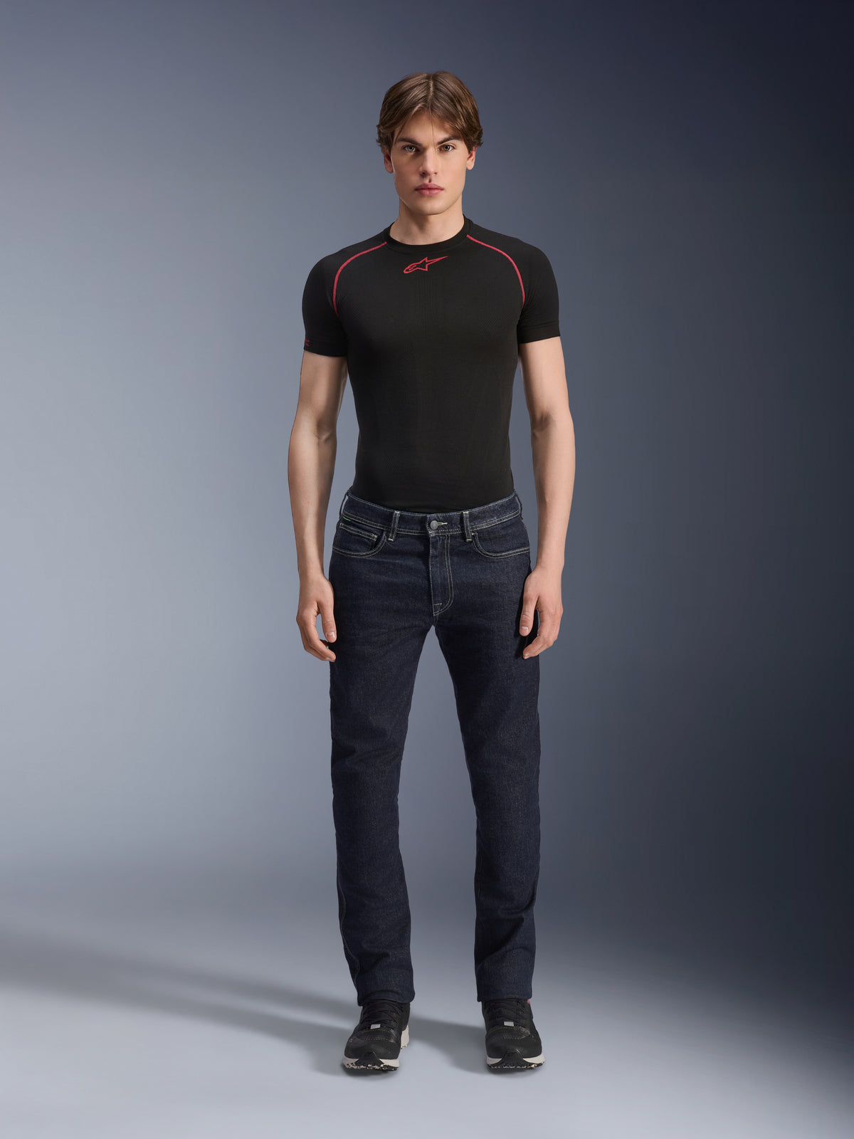 Alpinestars Copper V3 Denim-Hose, Rinse Blue, getragen von einem Modell mit schwarzem Base Layer und Sneakern, Motorradjeans mit geradem Bein, urbane Motorradbekleidung mit regulärer Komfort-Passform und klassischem Fünf-Taschen-Design