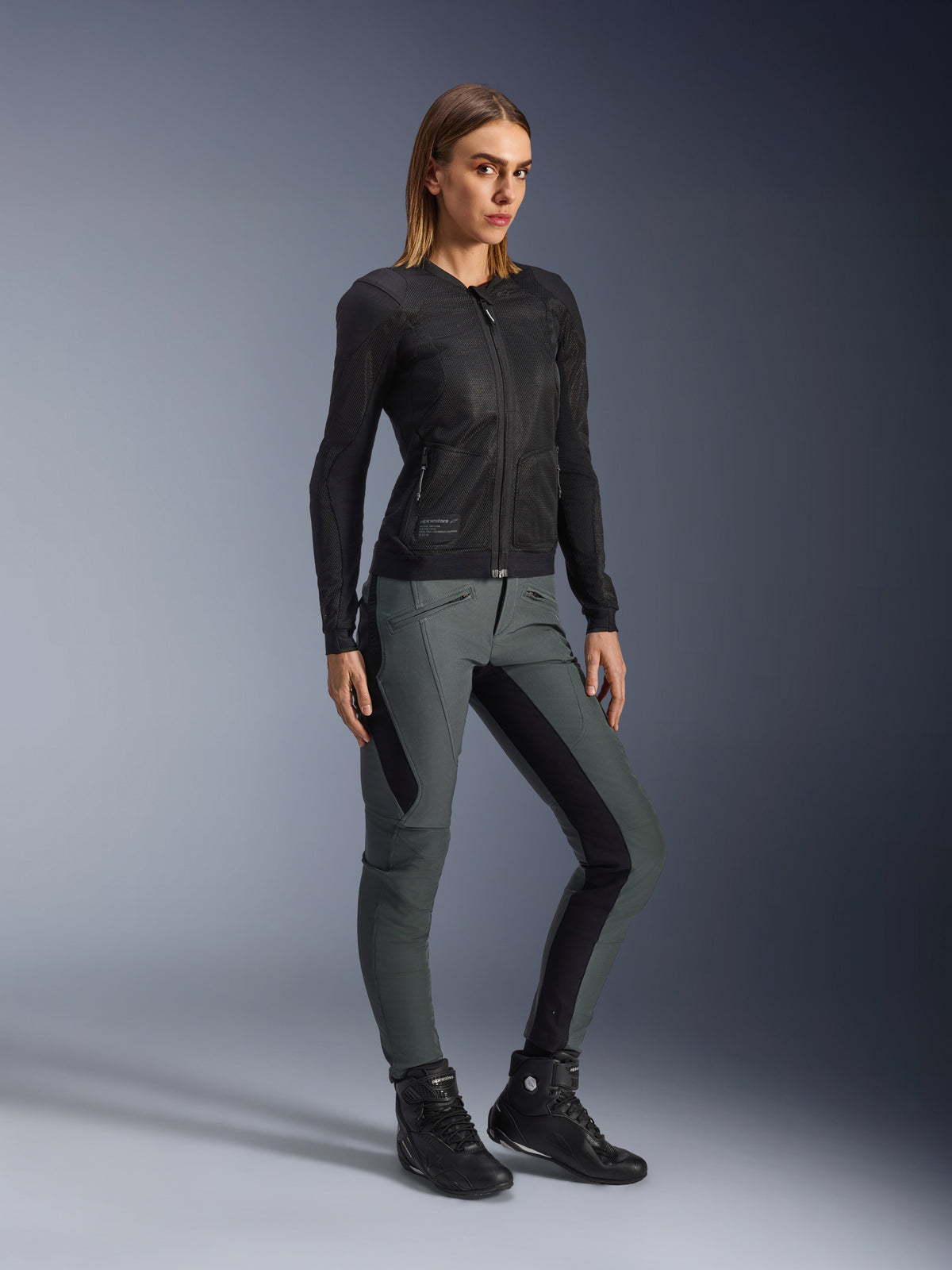 Alpinestars Alamosa Damen-Hose, schmale Textilhose in Grau und Schwarz mit Stretch-Einsätzen für urbane Fahrten.