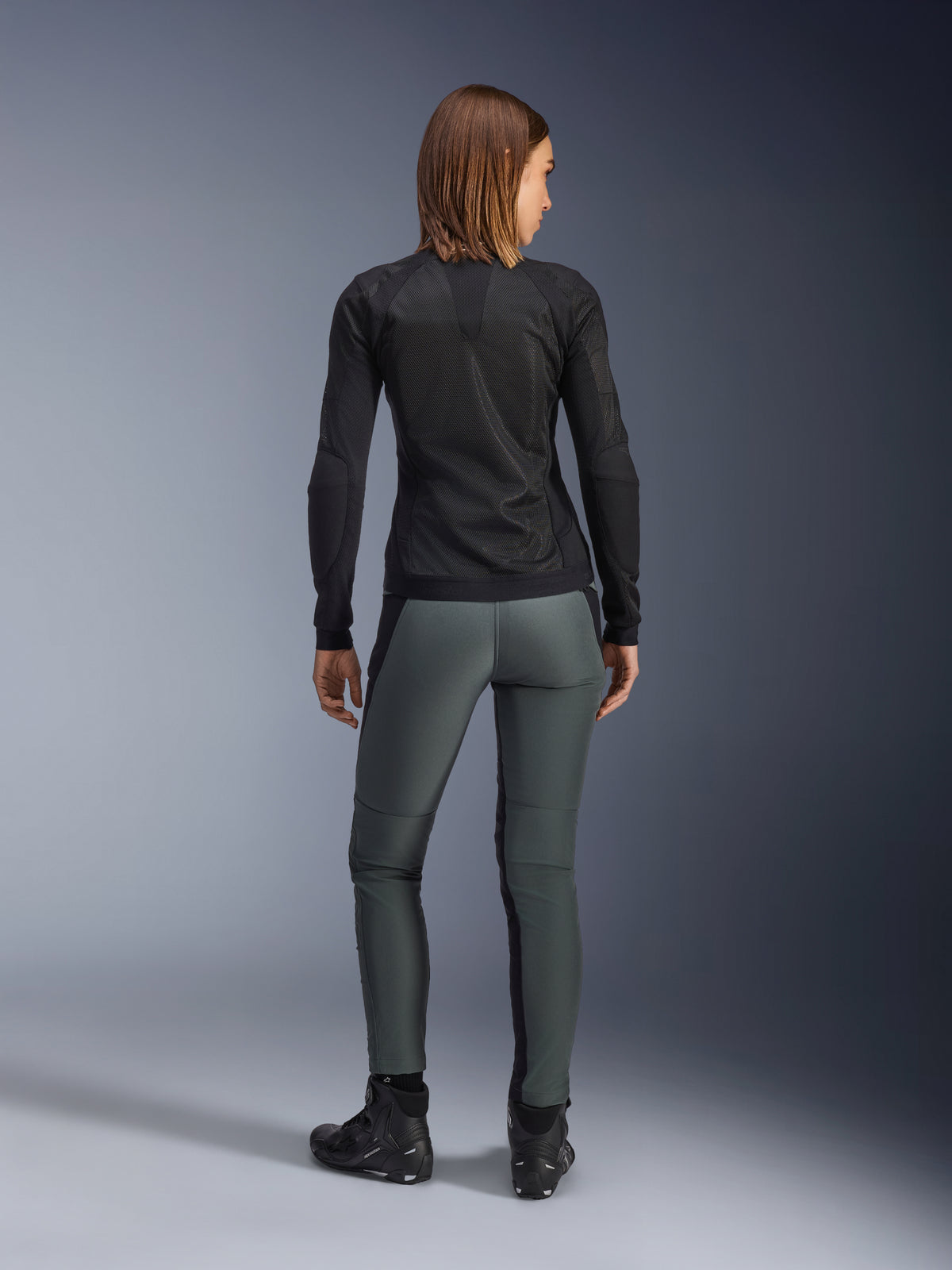 Alpinestars Alamosa Damenhose, schmale Passform, Motorradhose in Urban Gray, schützendes Softshell, Rückansicht am Model.
