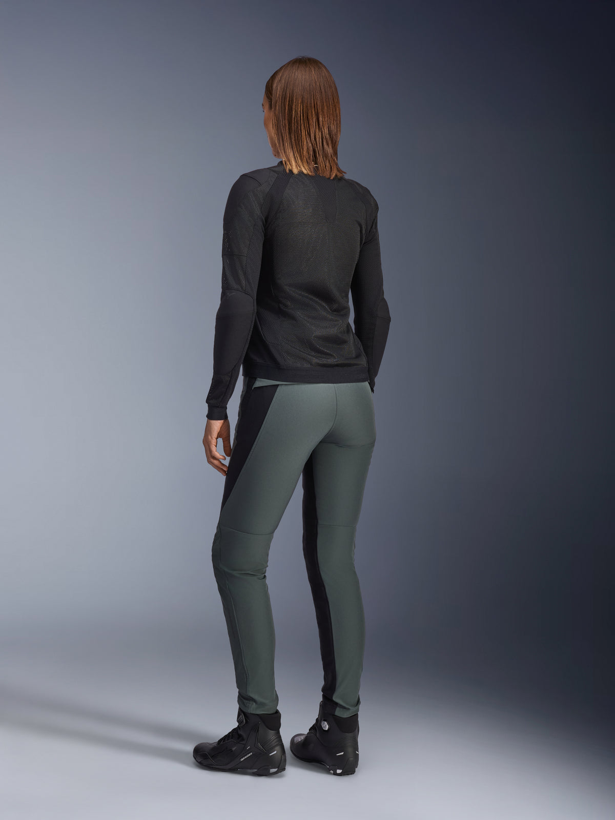 Alpinestars Alamosa Damenhose, urbane Motorradhose in Grau und Schwarz, schmale Passform, Rückansicht.
