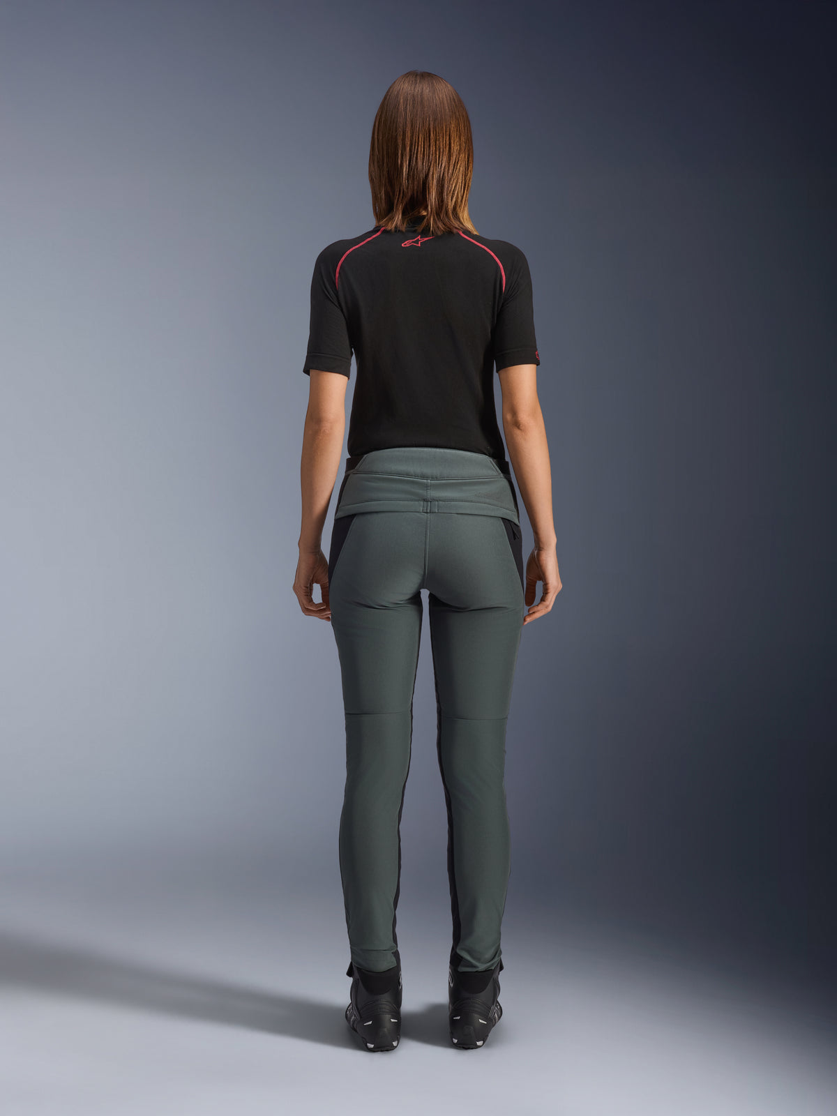 Alpinestars Alamosa Hose für Damen in Grau, schmale Urban-Motorradhose mit gestepptem Bund in der Rückansicht.