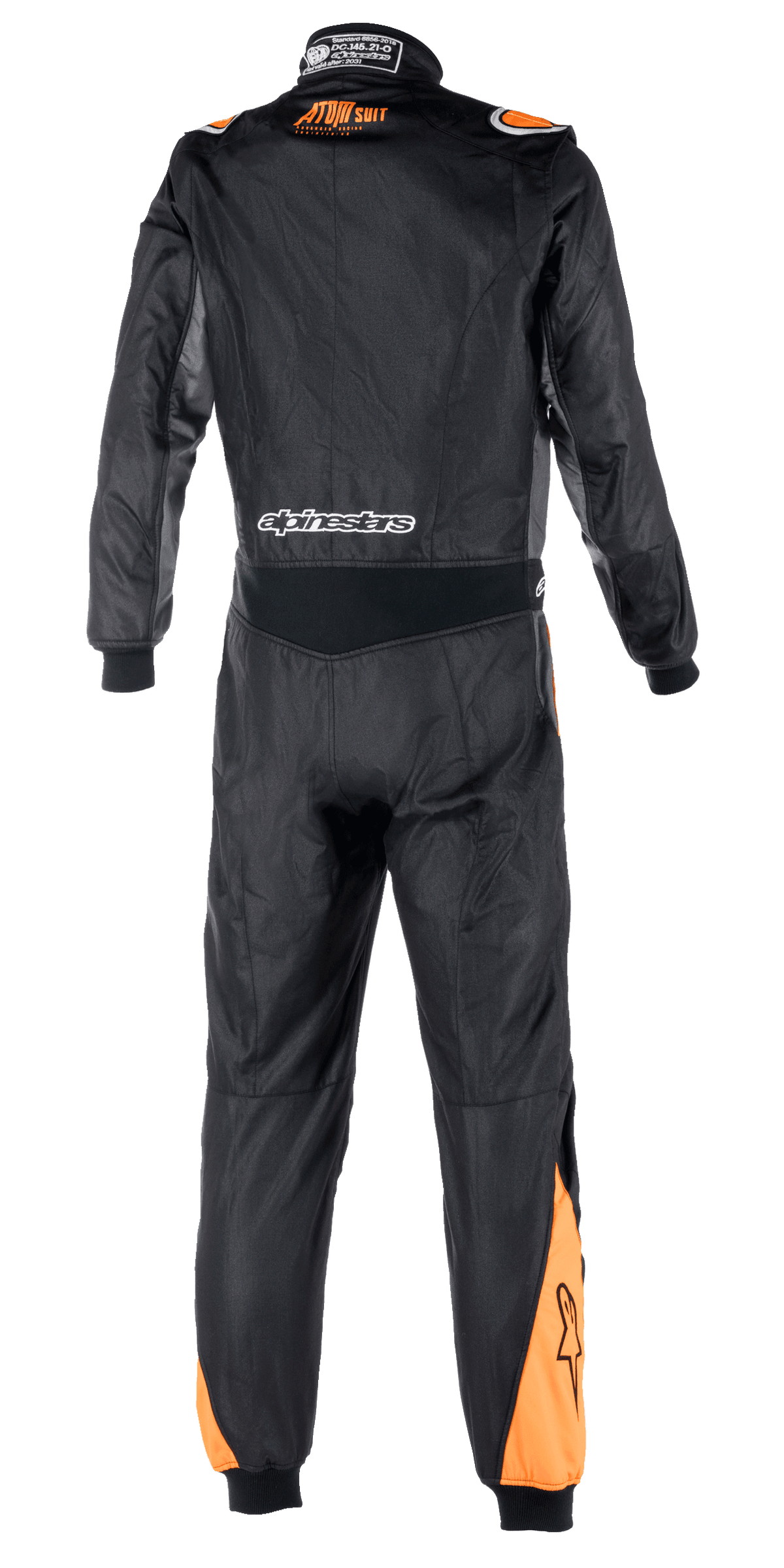 Alpinestars Atom FIA Graphic Anzug, Rückansicht eines einteiligen Autorennanzugs, Schwarz und Anthrazit mit Akzenten in Orange Fluo an Schultern und Waden, mit FIA-Zertifizierungsdetails am Kragen und Alpinestars-Branding am unteren Rücken.