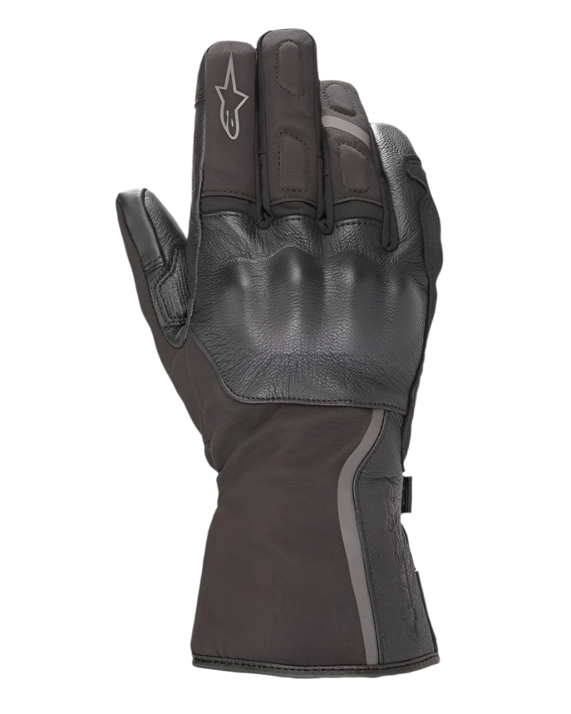 Alpinestars Damen Stella Tourer W-7 Drystar® Handschuhe, Schwarz, Ansicht des Handrückens mit lederüberzogenem Hartschalen-Knöchelschutz, lange Tourenstulpe mit reflektierender Paspelierung, Alpinestars-Logo auf dem Zeigefinger, wasserdichte Textil- und Lederkonstruktion