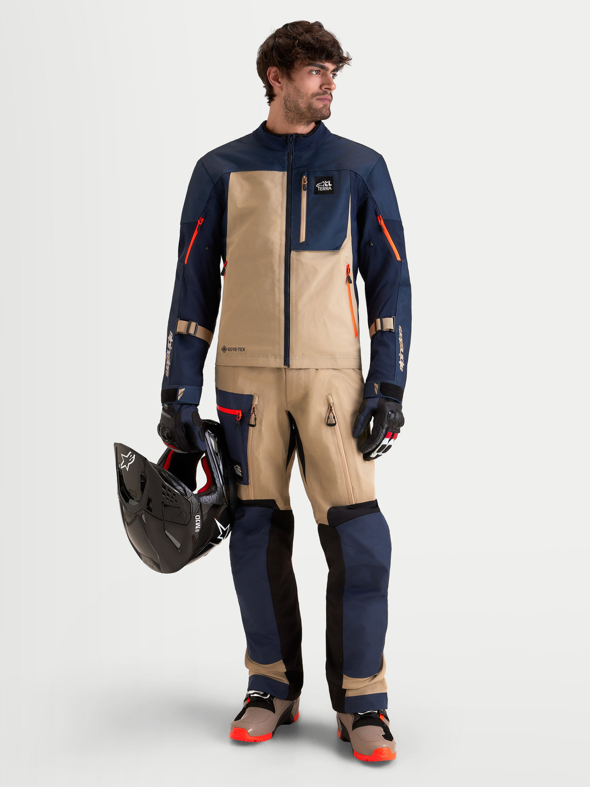 Alpinestars Arenis Gore-Tex® Gear Set, Herren-Adventure-Motorradjacke und -hose in Nachtblau und Aluminium, Vorderansicht an einem Model mit passender Ausrüstung und Helm, CE-zertifizierte, wasserdichte All-Terrain-Schutzausrüstung