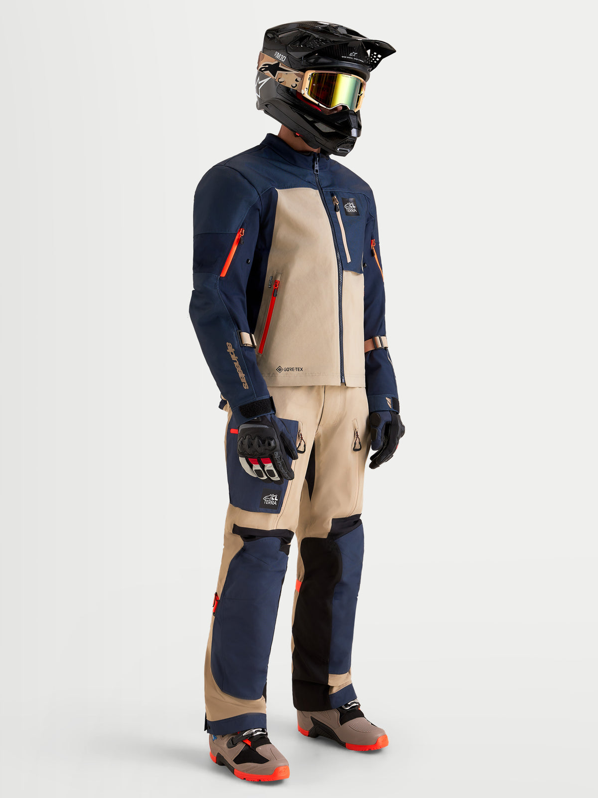 Alpinestars Arenis Gore-Tex Kombi, Herren-Adventure-Motorradjacke und -hose in Nachtblau und Aluminium, Profilansicht an einem Model mit passender Ausrüstung und Helm, AA-zertifizierte, wasserdichte All-Terrain-Schutzausrüstung