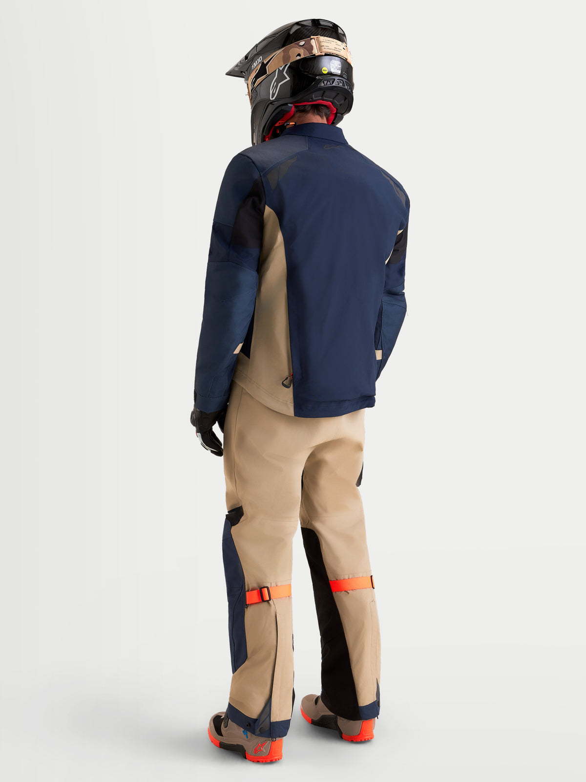 Alpinestars Arenis Gore-Tex Gear Set, Herren-Abenteuer-Motorradjacke und -hose in Nachtblau und Aluminium, Rückansicht des Modells in passender Ausrüstung und Helm, wasserdichte Textilkonstruktion für Allterrain-Fahrten