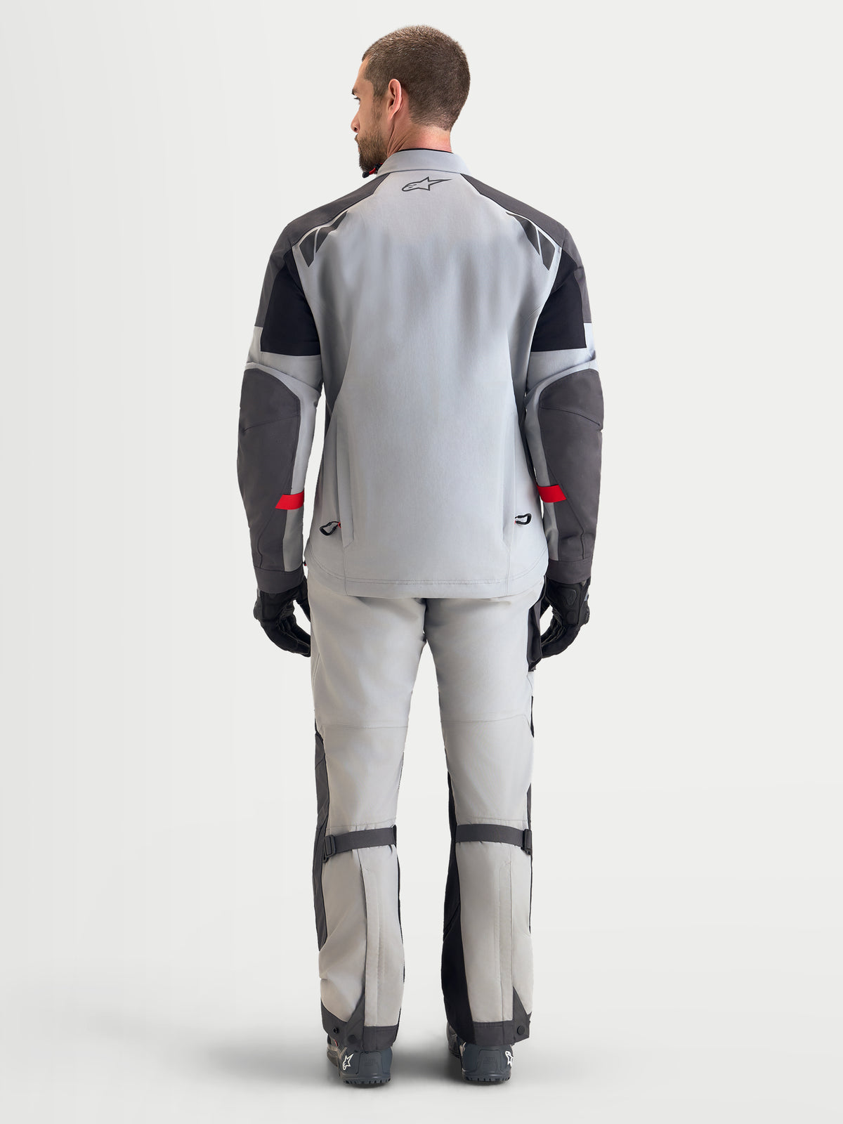 Alpinestars Arenis Gore-Tex Gear Set, Herren-Abenteuer-Motorradkombi in Hellgrau und Dunkelgrau, Rückansicht des Modells mit wasserdichter Gore-Tex Textilkonstruktion