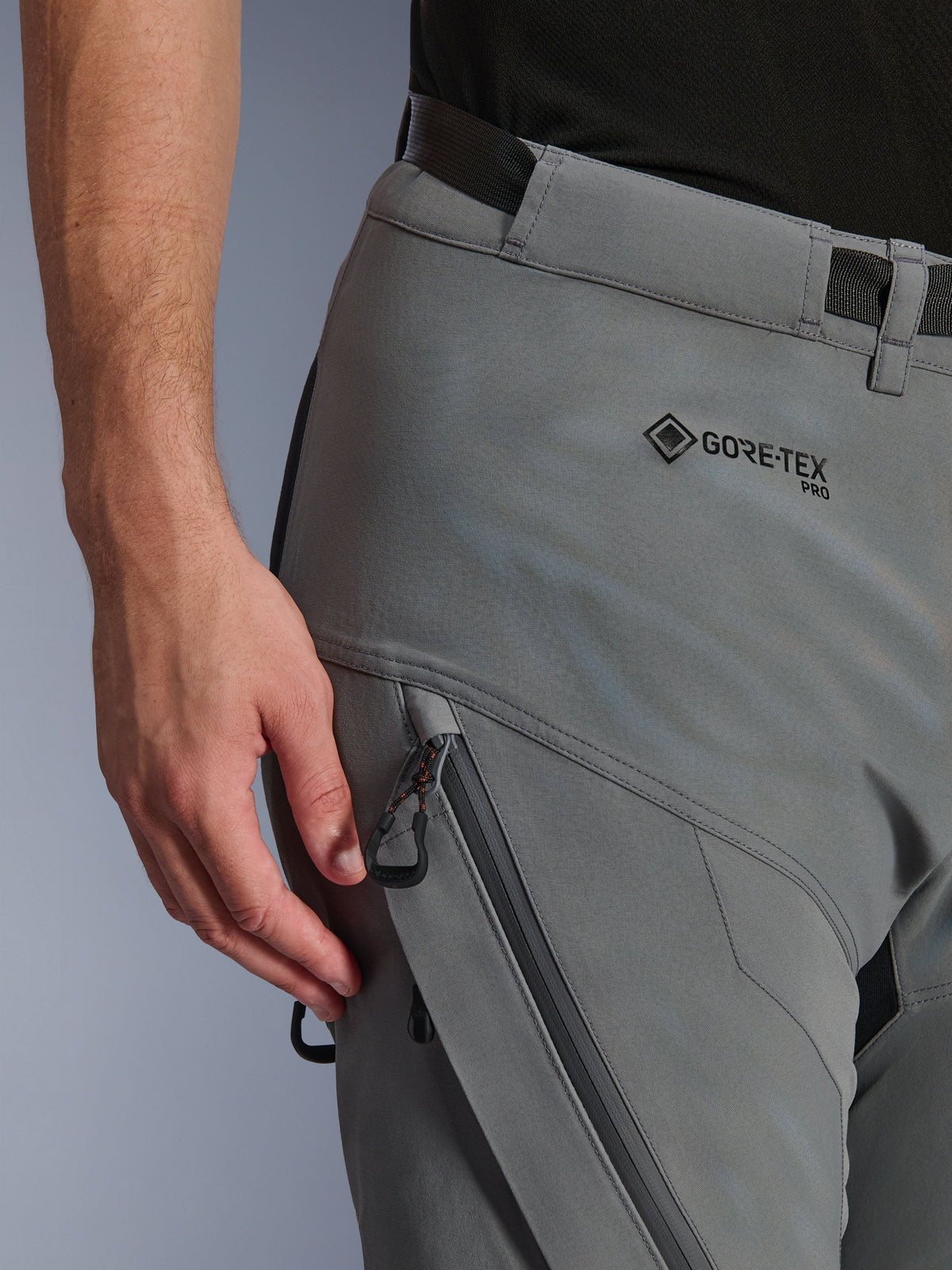 Nahaufnahme der Alpinestars Nazca 3L GORE-TEX PRO Hose in Dark Gray Black, zeigt das GORE-TEX PRO Branding an der Hüfte, eine wasserabweisende Cargo-Tasche mit Reißverschluss und eine strapazierfähige Textilkonstruktion für Adventure-Riding.