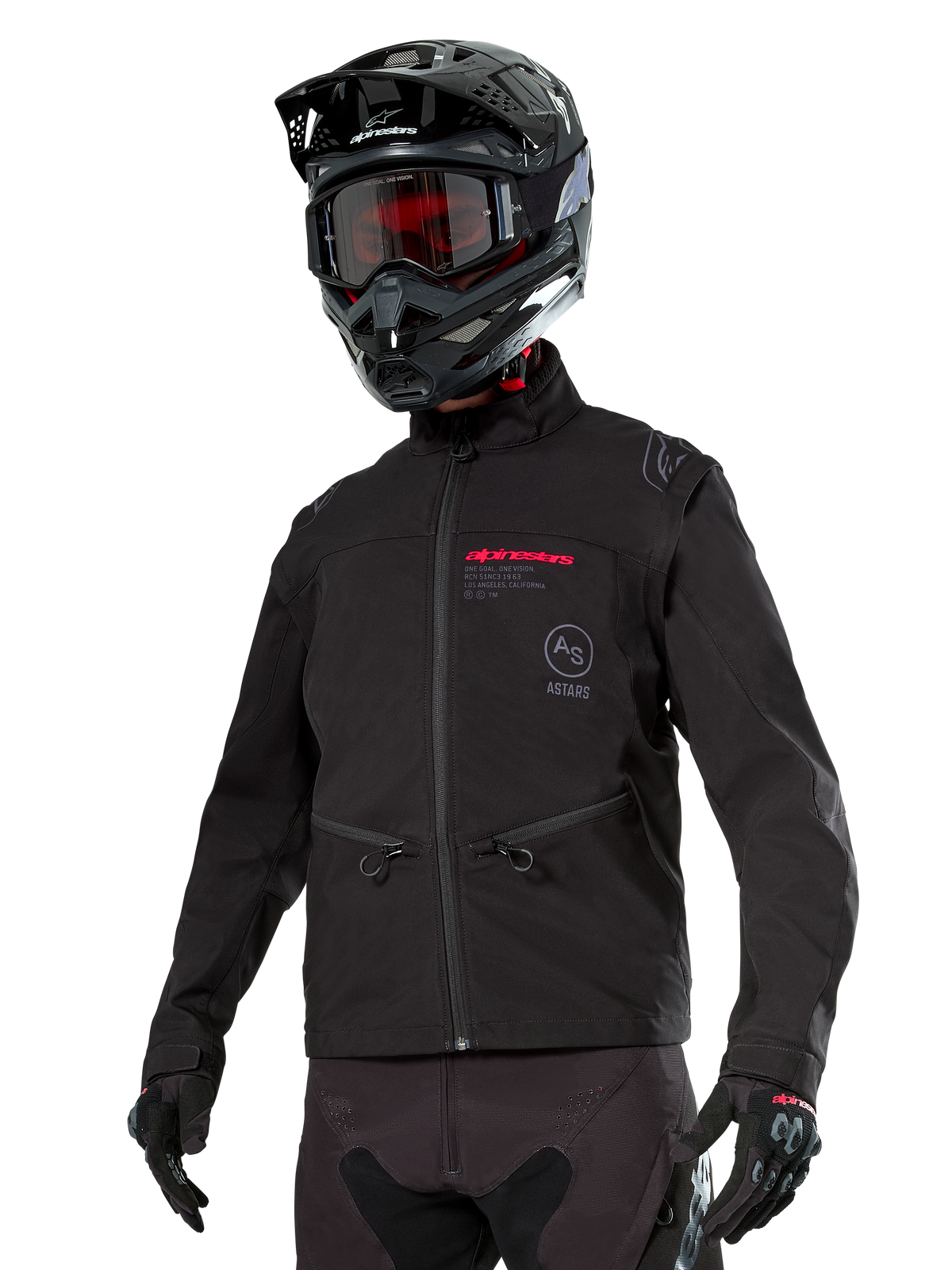 Alpinestars Lite-Dura Softshell-Jacke, schwarze Offroad-Motorradjacke mit rotem Branding und AS-Logo, kombiniert mit schwarzem Motocross-Helm, roter Schutzbrille und schwarzen Handschuhen, Reißverschlusstaschen und verstellbare Bündchen, ideal für Enduro-Fahrten