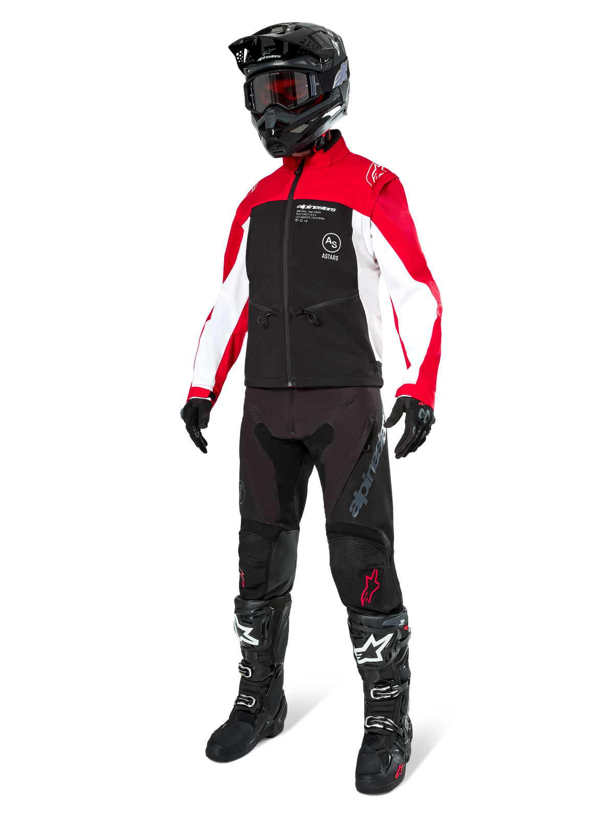 Motocross-Fahrer in der Alpinestars Lite-Dura Softshell-Jacke in Schwarz, leuchtendem Rot und Weiß, schwarzer Rumpf und rot-weiße Ärmel, kombiniert mit schwarzer Hose, schwarzem Helm mit roter Brille und schwarz-weißen Stiefeln, komplette Offroad-Rennausrüstung.