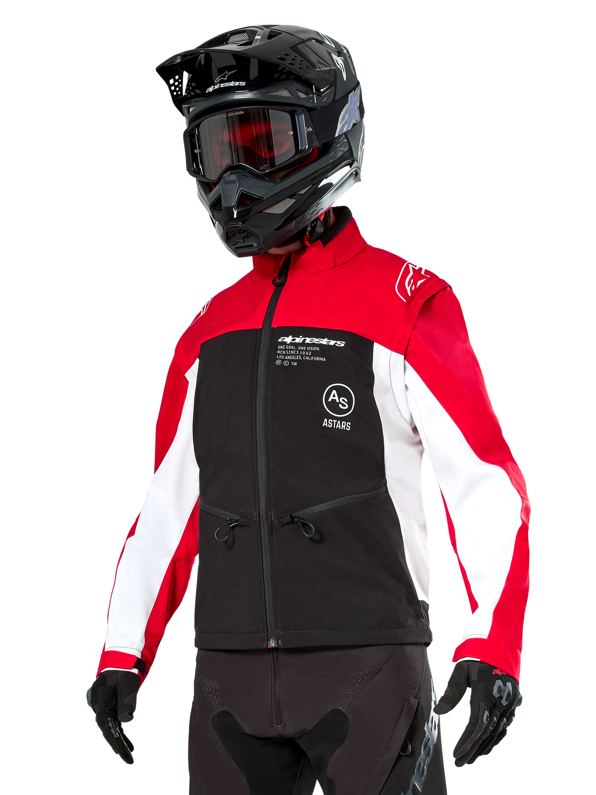 Alpinestars Lite-Dura Softshell-Jacke, Motorradjacke, Schwarz, leuchtendes Rot und Weiß, getragen von einem Fahrer mit schwarzem Motocross-Helm, roter Brille und Handschuhen, mit markantem Branding auf der Brust, konzipiert für Offroad- und Enduro-Fahrten