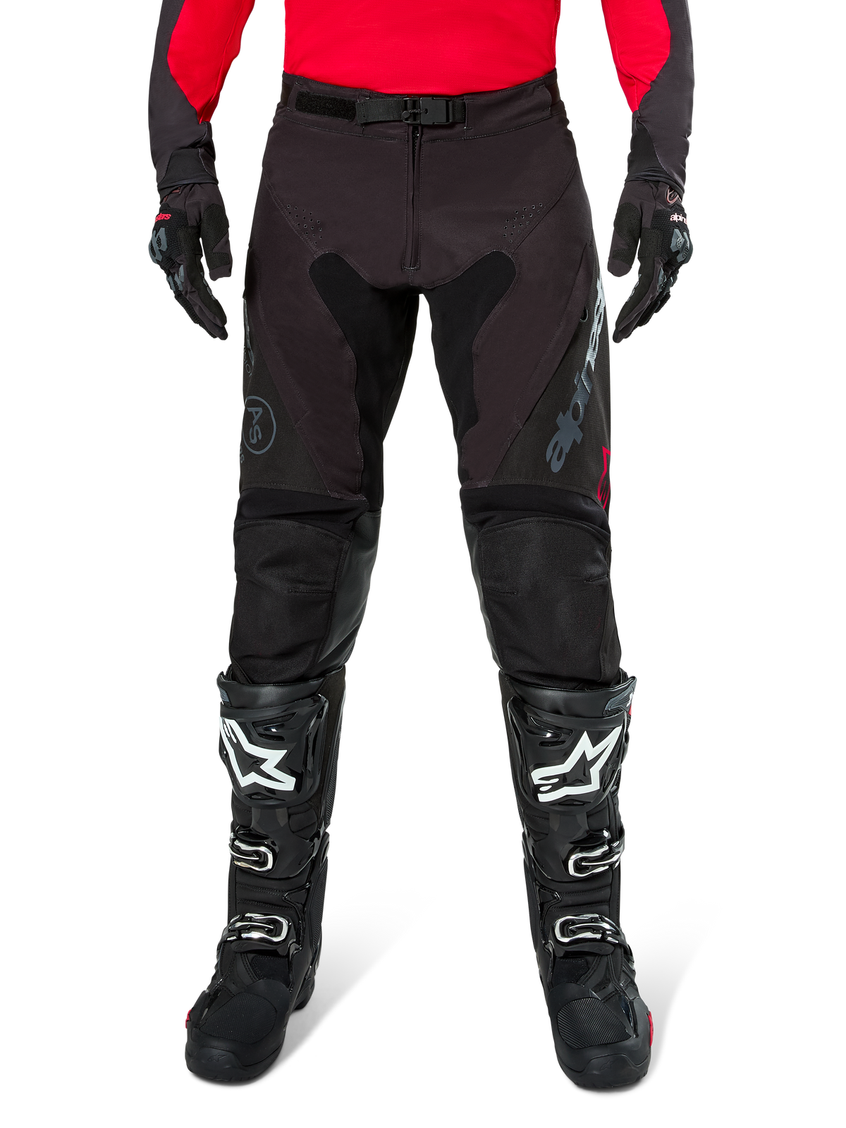 Alpinestars Pro-Dura Hose, Enduro-Hose in Schwarz und Magnet, getragen mit einem roten Langarm-Trikot und schwarzen Motocross-Stiefeln, mit grauem Alpinestars-Branding und strapazierfähiger Ripstop-Konstruktion für Offroad-Fahrten