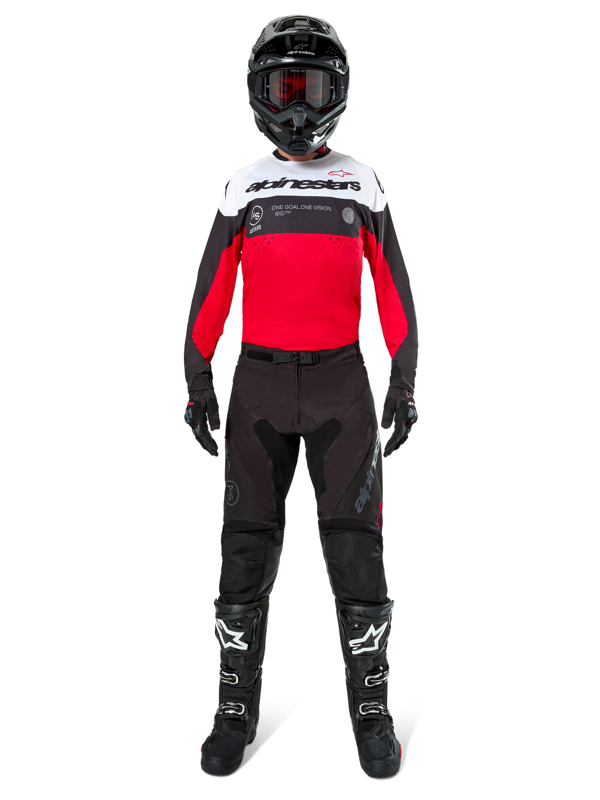 Motocross-Fahrer in Alpinestars Pro-Dura Hose in Schwarz und Magnet, kombiniert mit einem rot-weiß-schwarzen Trikot, schwarzem Helm und schwarzen Stiefeln, komplette Offroad-Rennausrüstung, strapazierfähiges und leichtes Design für Enduro-Fahrten