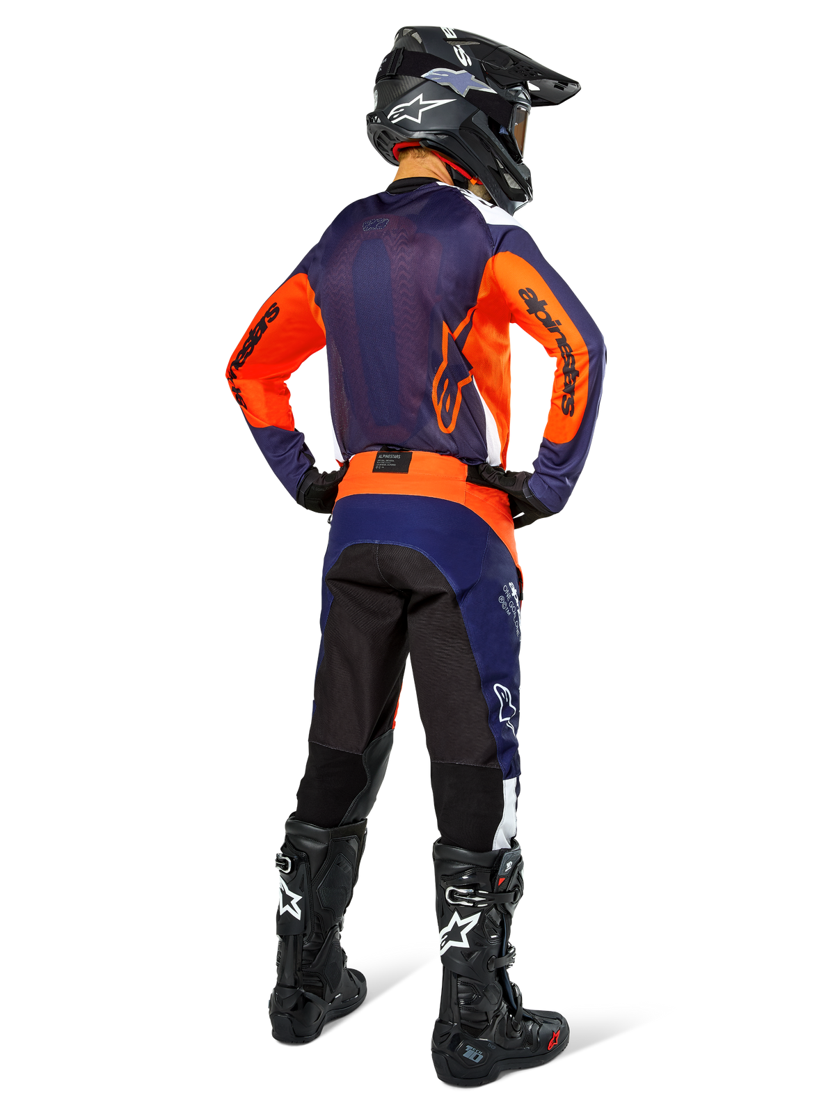 Motocross-Fahrer in vollständiger Rennausrüstung von hinten, marineblaues und orangefarbenes Trikot, Pro-Dura Hose in Navy Hot Orange White, schwarzer Helm und schwarze Stiefel, professionelles Offroad-Rennsport-Outfit-Ensemble.