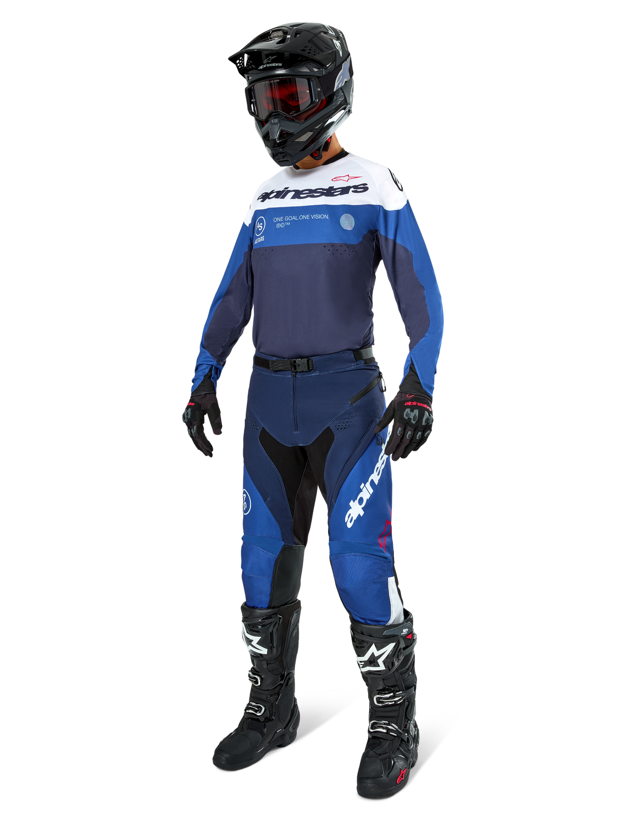 Motocross-Fahrer in Alpinestars Pro-Dura Hose in Navy, Hellblau und Weiß, kombiniert mit passendem Langarm-Trikot, schwarzem Helm mit roter Brille, schwarzen Handschuhen und schwarz-weißen Stiefeln, abgestimmtes Outfit für Enduro- und Offroad-Rennsport.