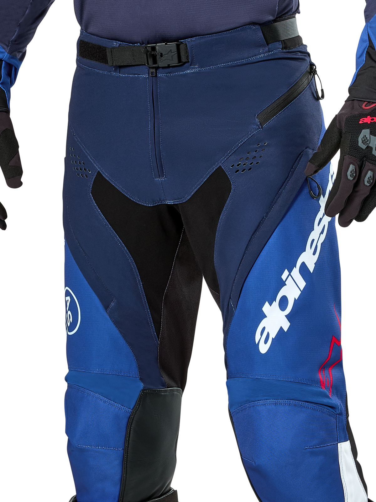 Alpinestars Pro-Dura Hose, Enduro- und Motocross-Hose, Marineblau, Hellblau und Weiß, Nahaufnahme mit SX2-Magnetverschluss am Bund, Belüftungsöffnungen mit Reißverschluss an den Oberschenkeln und strapazierfähigen Stretch-Einsätzen mit markantem weißen Branding.