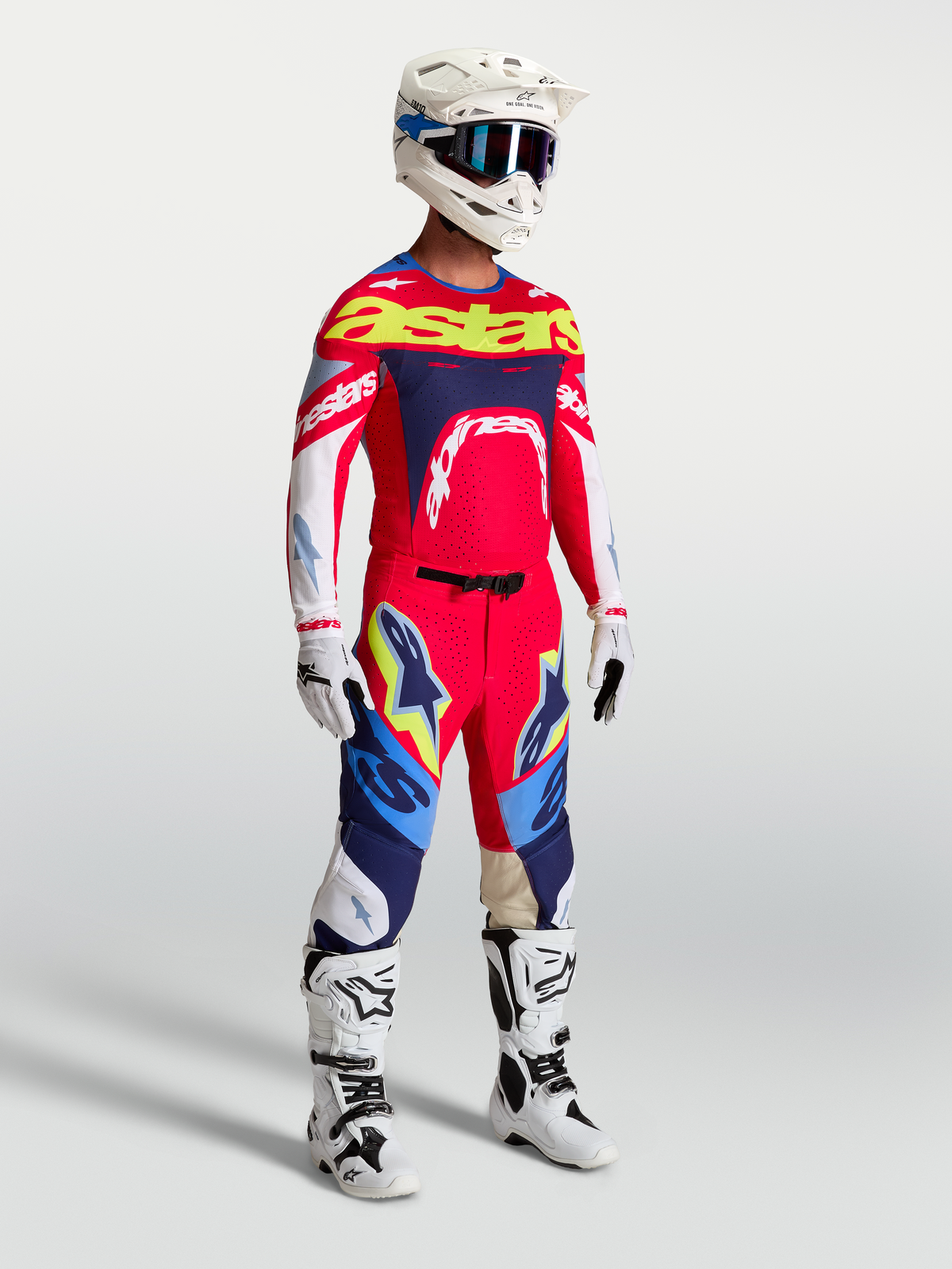 Alpinestars Supertech Dyna Hose, Motocross-Ausrüstung, Herren, Feuerrot und Marineblau, mit Renntrikot und weißen Stiefeln.