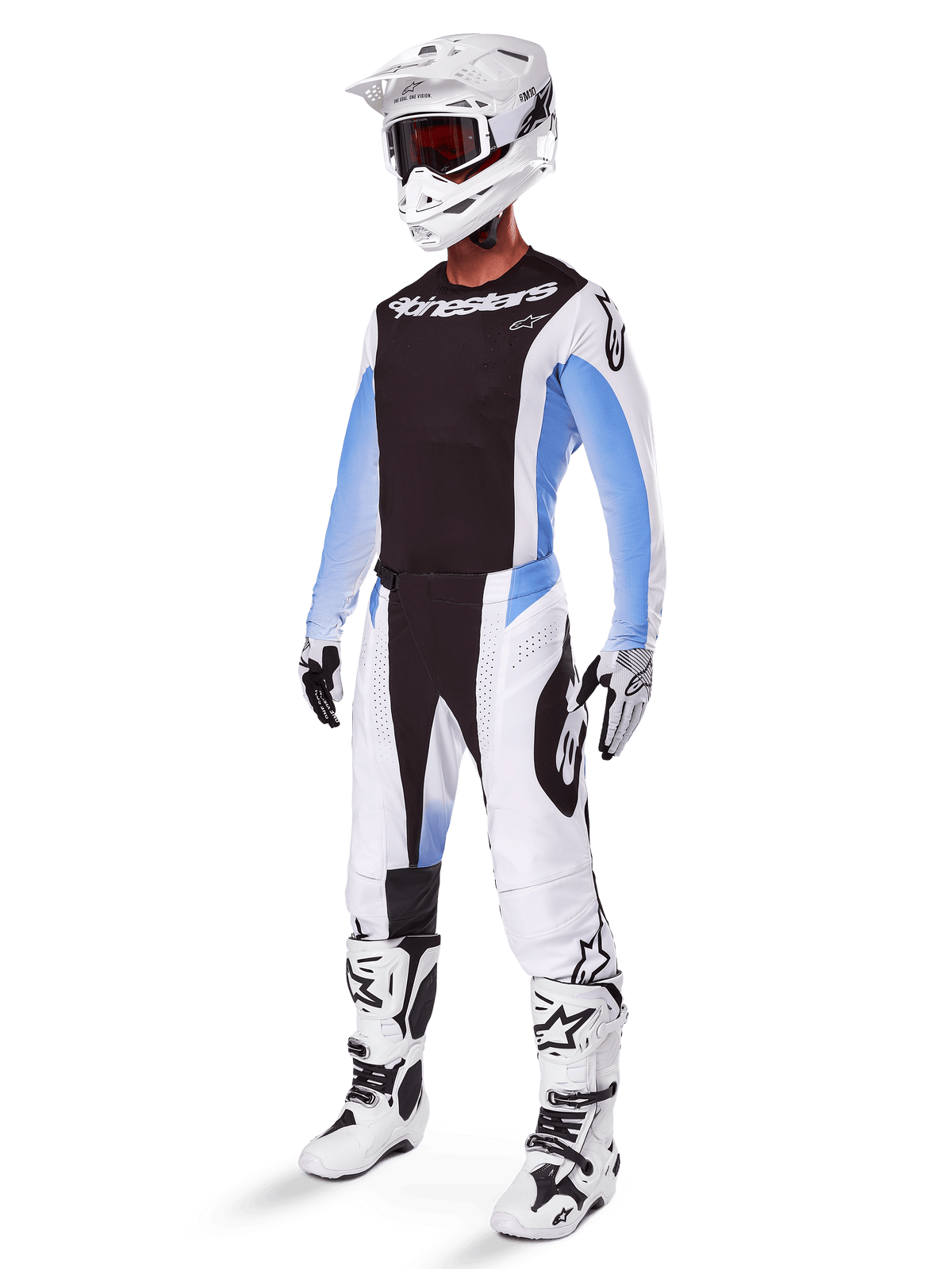 Motocross-Fahrer in Alpinestars 2025 Techstar Melt Hose, weiß-schwarze Motocross-Ausrüstung mit hellblauen Akzenten, passendes Trikot und Handschuhe, weißer Helm und Brille, weiß-schwarze Rennstiefel, professionelle Offroad-Ausrüstung
