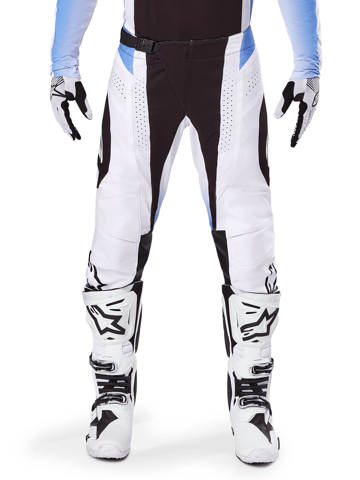 Alpinestars 2025 Techstar Melt Hose, Motocross-Hose, Weiß und Schwarz mit hellblauen Akzenten, getragen mit passenden weißen und schwarzen Stiefeln und Handschuhen, mit lasergeschnittenen Perforationen und Hochleistungs-Renndesign.