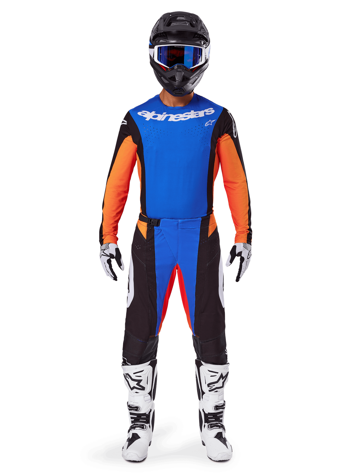 Motocross-Fahrer in kompletter Rennausrüstung, Alpinestars 2025 Techstar Melt Gear Set, Blau und Orange, blaues Trikot mit orangen Ärmeln, passende Hose mit weißen Logos, schwarzer Helm mit blauer Brille, weiß-schwarze Stiefel und Handschuhe, abgestimmtes Outfit für den Offroad-Rennsport