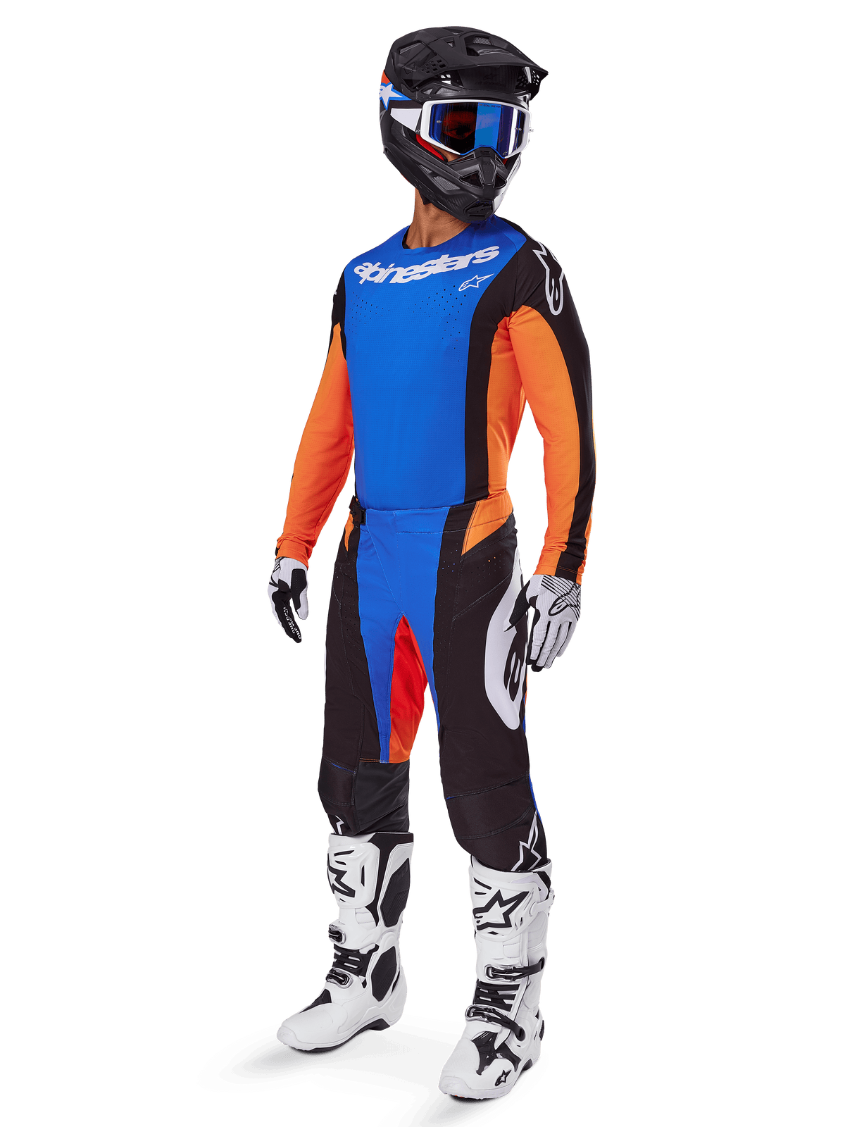 Alpinestars 2025 Techstar Melt Gear Set, Motocross-Fahrer mit blauem Trikot und orangen Ärmeln, schwarze Hose mit blauen und orangen Akzenten, passender schwarzer Helm mit blauer Brille und weiß-schwarze Rennstiefel