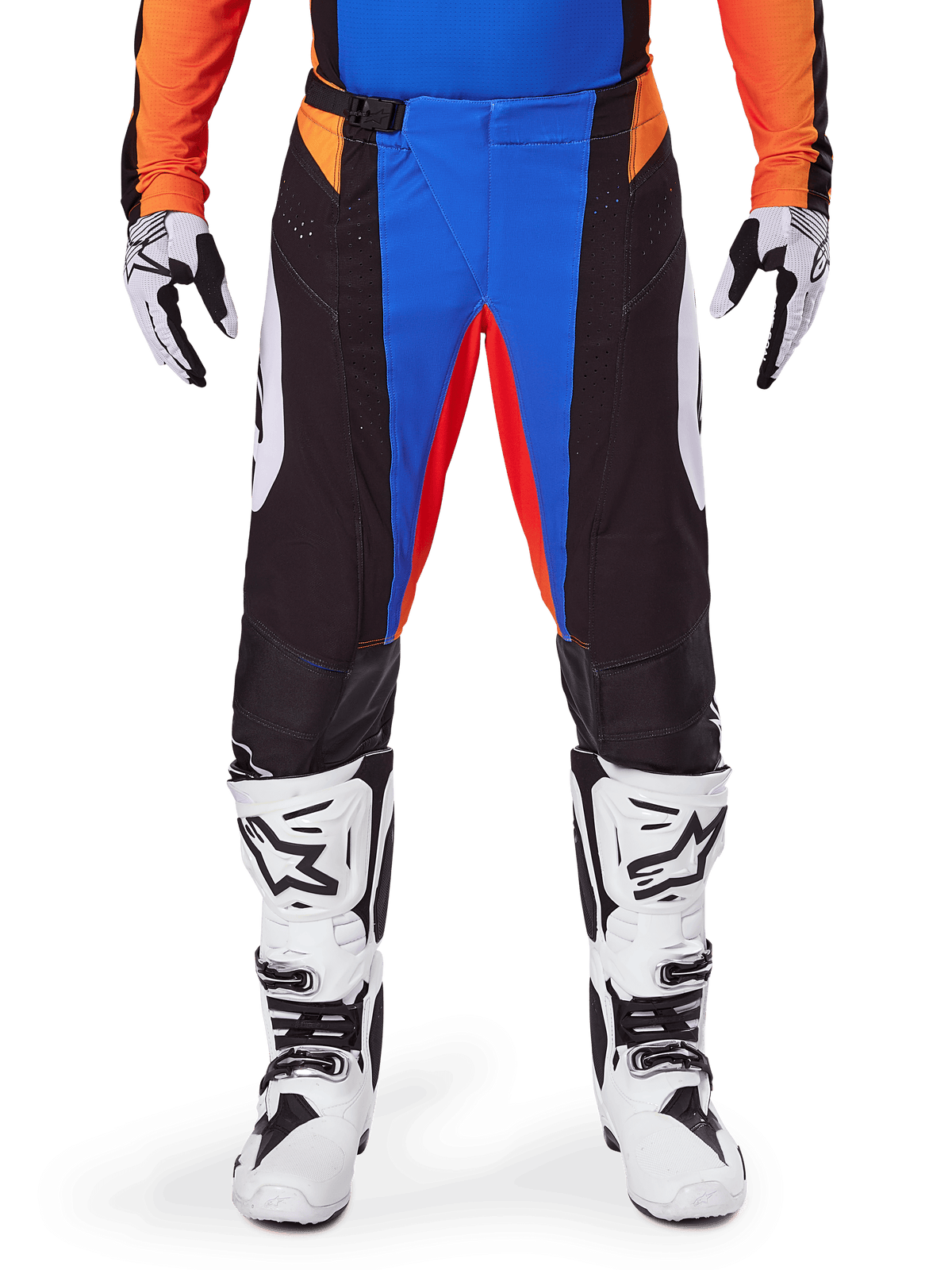 Alpinestars 2025 Techstar Melt Motocross-Hose, Orange und Blau, getragen mit passendem Trikot und weißen Stiefeln, mit schwarzen Einsätzen und leuchtend blauen sowie orangen Akzenten, perforiert für Belüftung, athletische Race-Passform für Offroad-Performance.