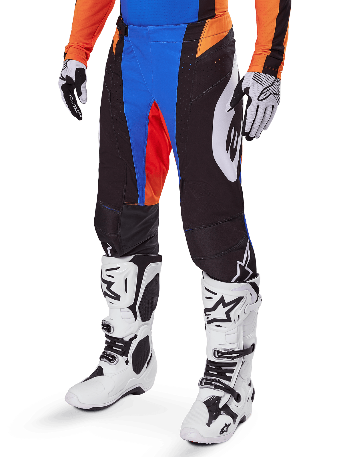 Alpinestars 2025 Techstar Melt Hose, Motocross-Hose, Schwarz mit blauen und orangefarbenen Akzenten, getragen mit weißen Stiefeln und passendem Trikot, mit strapazierfähigem Schutzmaterial und sportlichem Renn-Design