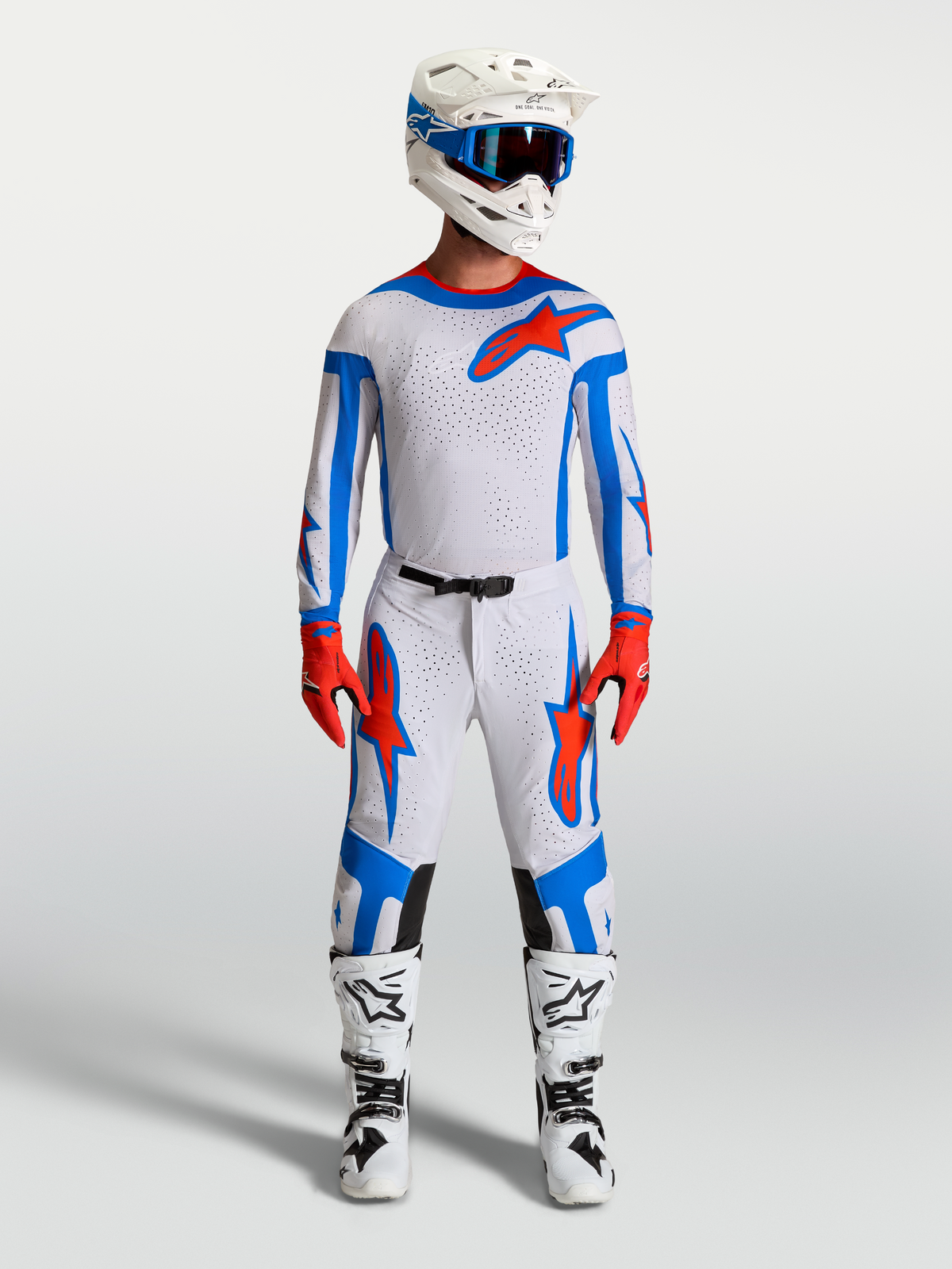 Alpinestars Supertech Vesta Motocross-Set in Helllila und Kardinalrot, bestehend aus Renntrikot, Hose und Stiefeln.