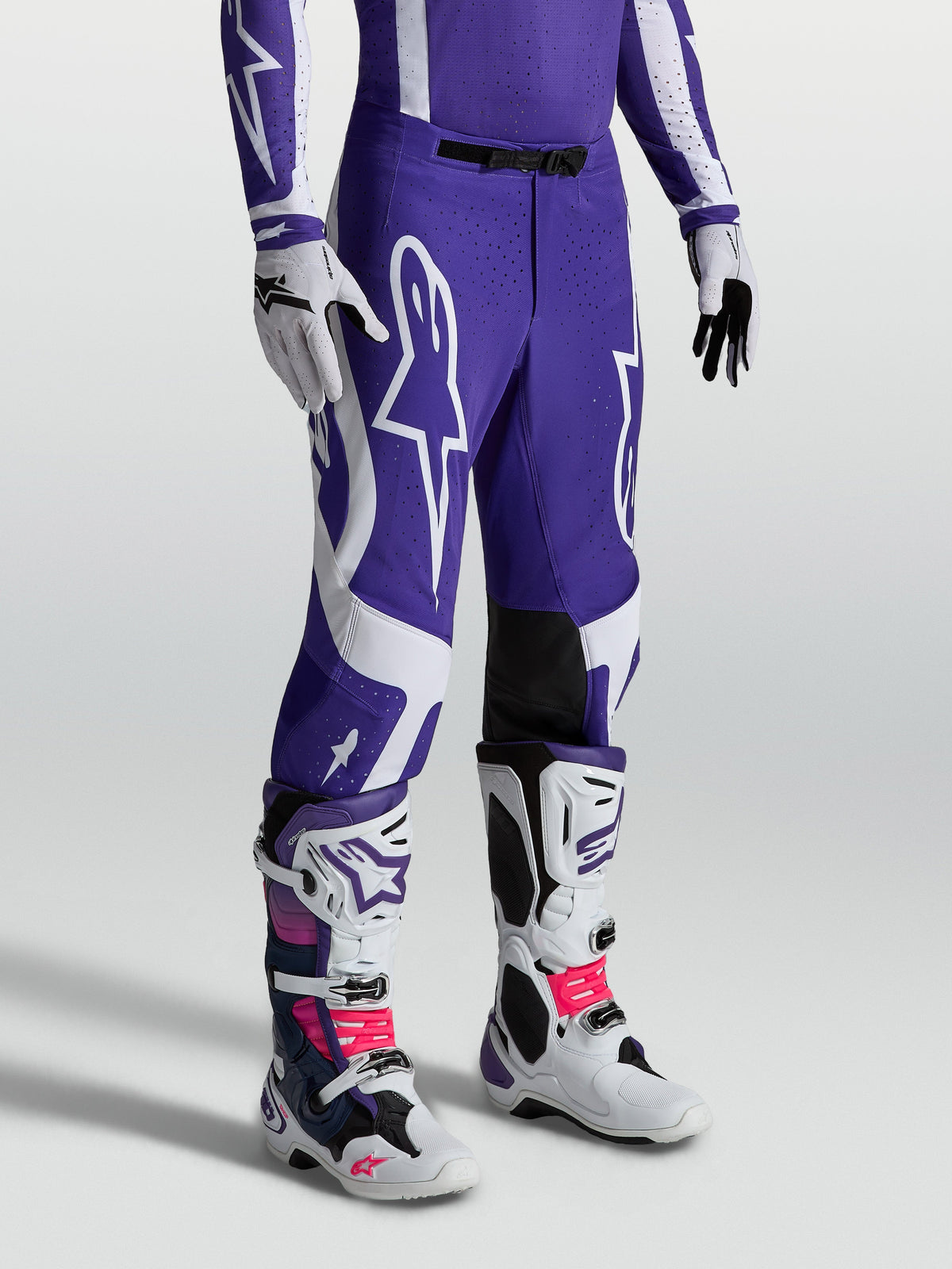 Alpinestars Supertech Vesta Hose, Motocross-Hose für Herren in Blau und Weiß, athletische Passform und Kniepanels aus Leder.