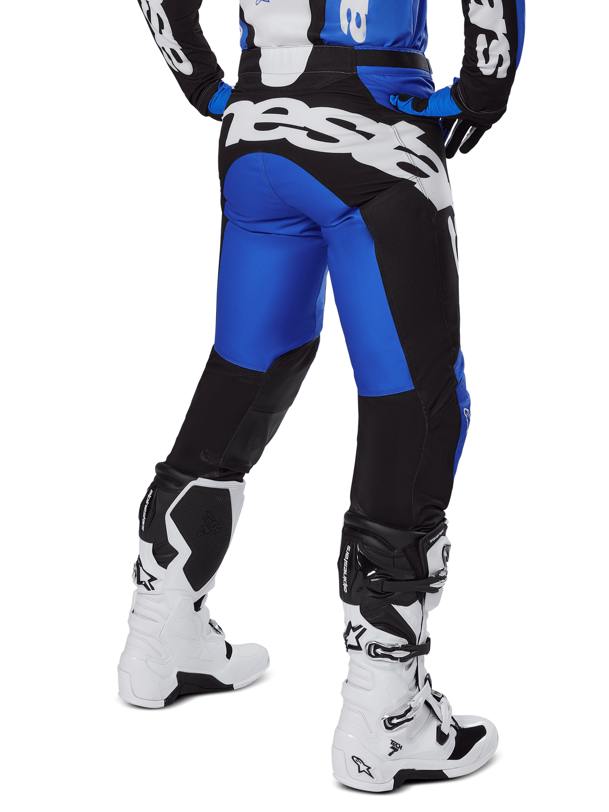 Alpinestars 2025 Racer Veil Hose, Motocross-Hose, Blau und Schwarz, Rückansicht mit großem weißem Branding auf der Sitzfläche, getragen mit passendem Trikot und weißen Stiefeln, strapazierfähiges technisches Material für den Offroad-Einsatz