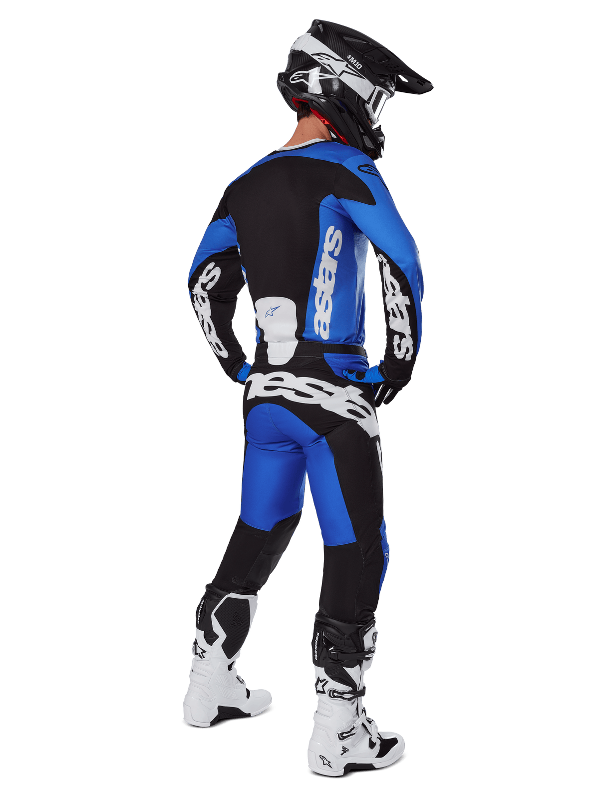 Motocross-Fahrer in der Rückansicht, trägt Alpinestars 2025 Racer Veil Hose in Blau und Schwarz, passendes Langarm-Trikot mit weißem Branding, weiß-schwarze Tech 7 Stiefel und einen schwarzen SM10 Helm, komplettes Offroad-Racing-Gear-Set