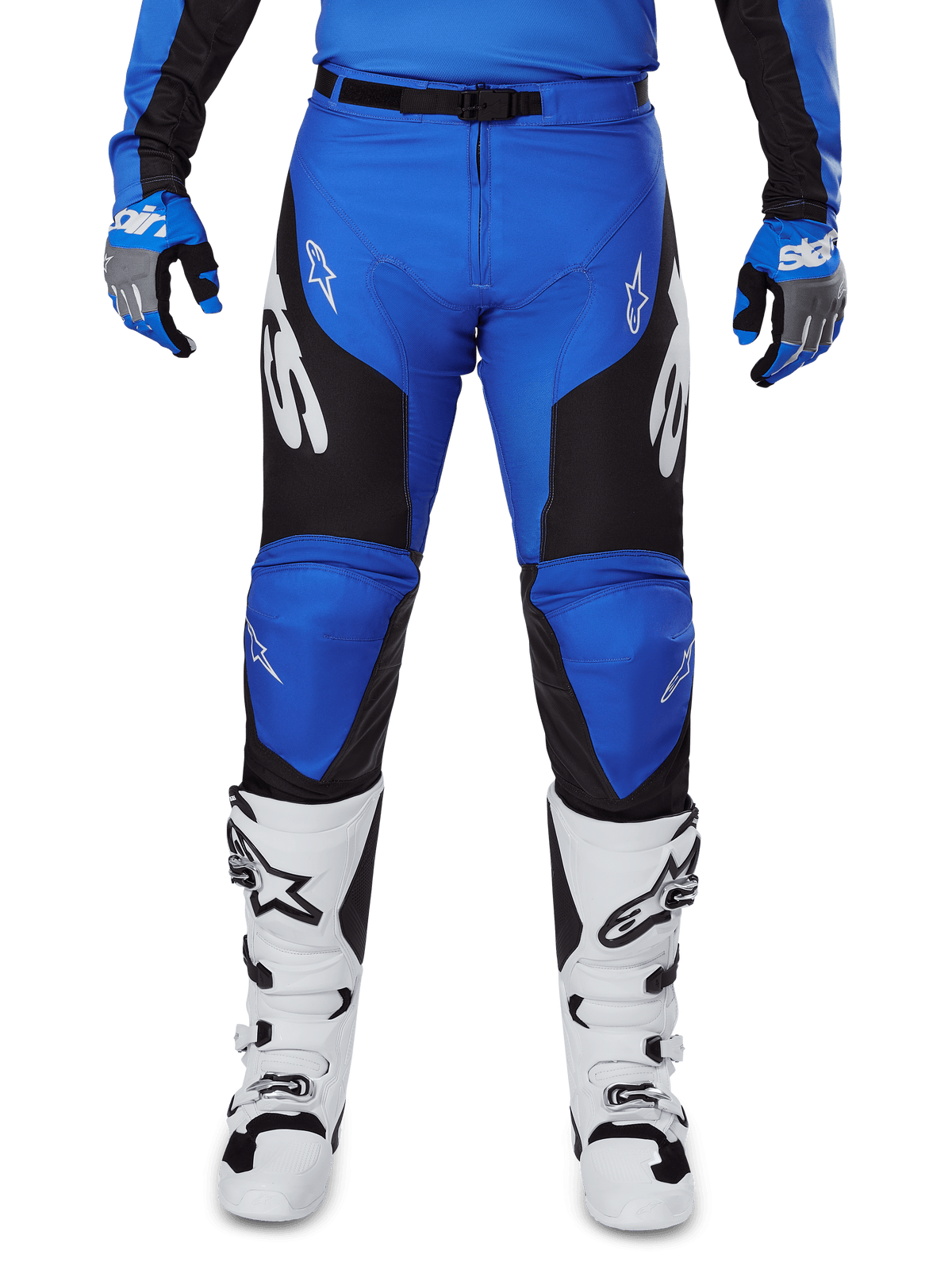 Alpinestars 2025 Racer Veil Hose, Motocross-Hose, Blau und Schwarz, mit weißen Alpinestars-Logos an den Beinen, schwarzen Seiteneinsätzen, getragen mit weißen Motocross-Stiefeln und blau-grauen Handschuhen, Hochleistungs-Offroad-Ausrüstung