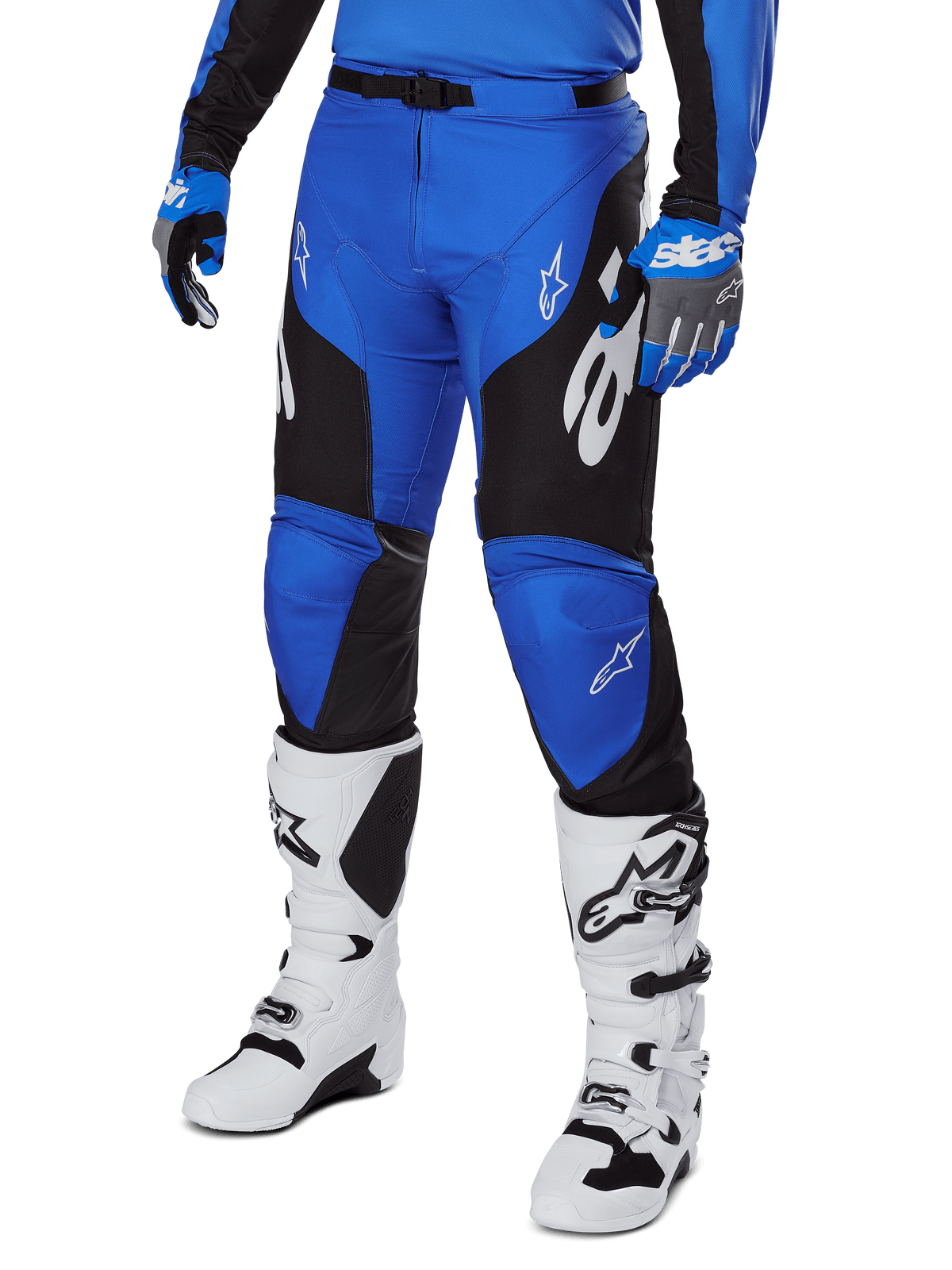Alpinestars 2025 Racer Veil Hose, Motocross-Hose, Blau und Schwarz mit weißen grafischen Akzenten, getragen mit passendem blauem Trikot, Handschuhen und weißen Stiefeln, strapazierfähige Schutzausrüstung für Offroad-Rennen