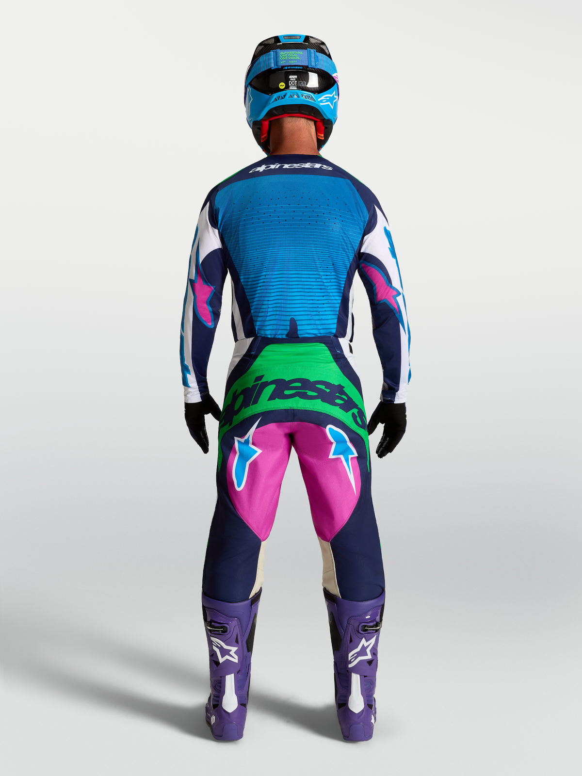 Alpinestars Techstar Maven Ausrüstungsset und Hose, Motocross-Rennoutfit für Herren, Blau und Pink, Rückansicht am Model.