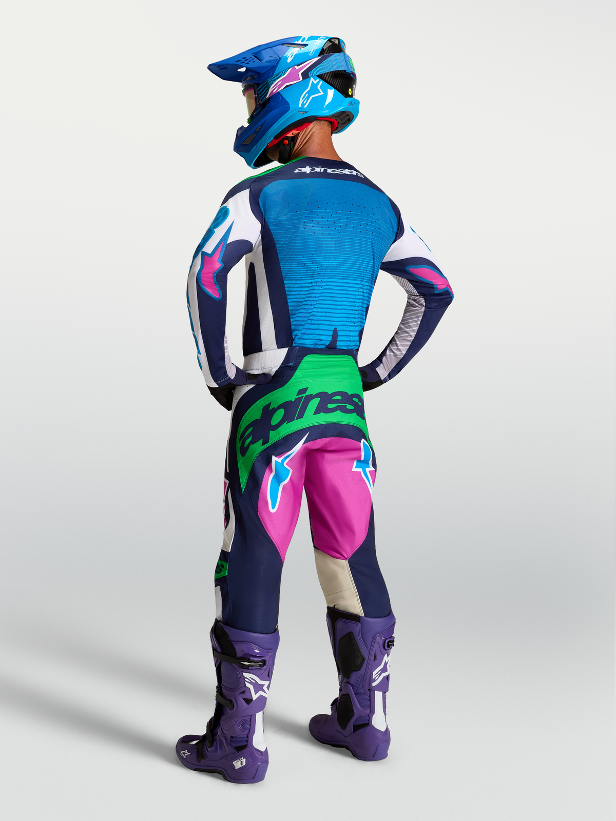 Alpinestars Techstar Maven MX Ausrüstungsset, blau-pinkes Motocross-Rennset mit neongrünen Akzenten, Rückansicht am Model.