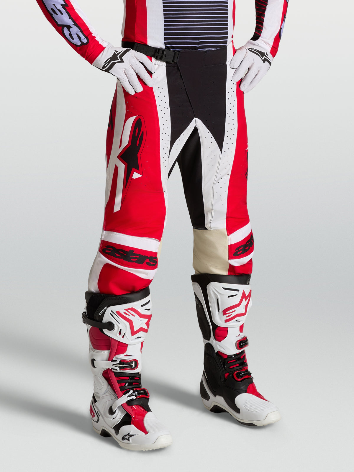 Alpinestars Techstar Maven Hose, Herren-Motocross-Hose in Rot und Weiß mit Leder-Knieeinsätzen und athletischer Rennpassform.