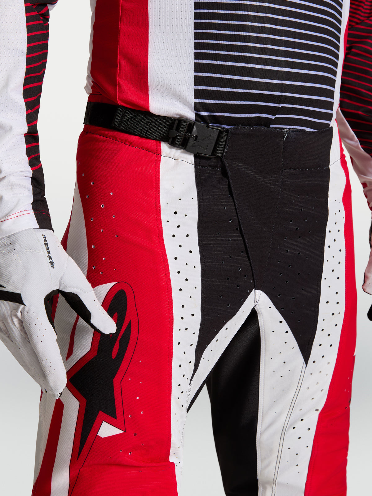 Alpinestars Techstar Maven Hose, Motocross-Hose in Rot und Schwarz mit SX2-Magnetverschluss und Laserperforationen am Taillenbund.