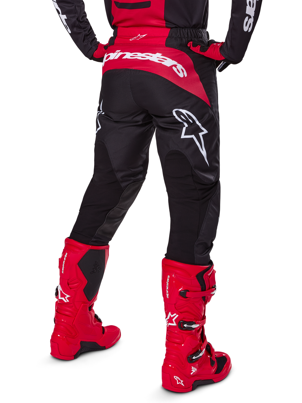 Alpinestars 2025 Fluid Haul Ausrüstungsset, Rückansicht, schwarz-rote Motocross-Hose mit großen weißen Logos, passendes Trikot und leuchtend rote Tech 7 Stiefel, abgestimmtes Offroad-Rennset