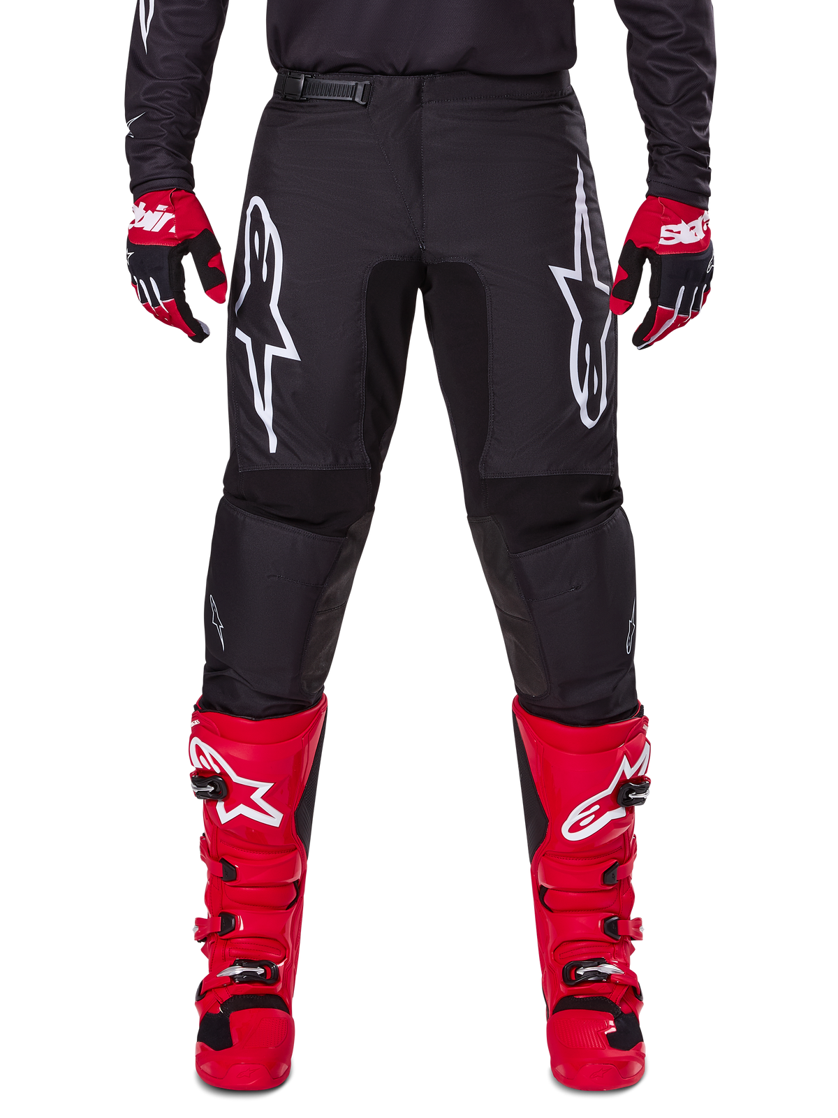 Alpinestars 2025 Fluid Haul Gear Set, schwarze Motocross-Hose mit weißen Astars-Logos auf den Oberschenkeln, kombiniert mit leuchtend roten Stiefeln und rot-schwarzen Handschuhen, abgestimmtes Motocross-Outfit für Offroad-Rennsport